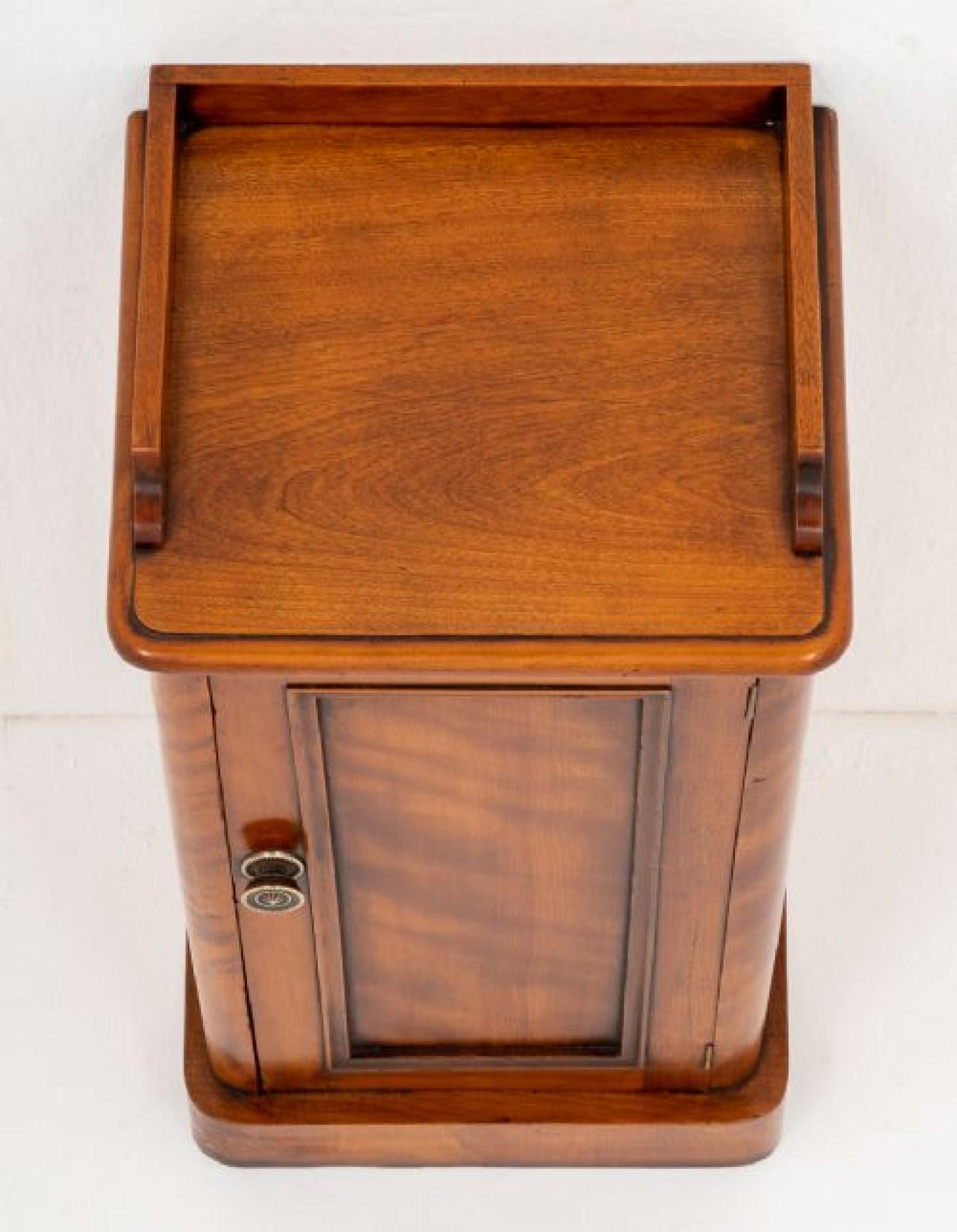 Comodino vittoriano in betulla satinata.
con una base a zoccolo e angoli arrotondati.
circa 1870
L'anta pannellata con pomello in ottone si apre per rivelare un unico ripiano.
La parte superiore del mobile ha un'alzatina in rilievo.
