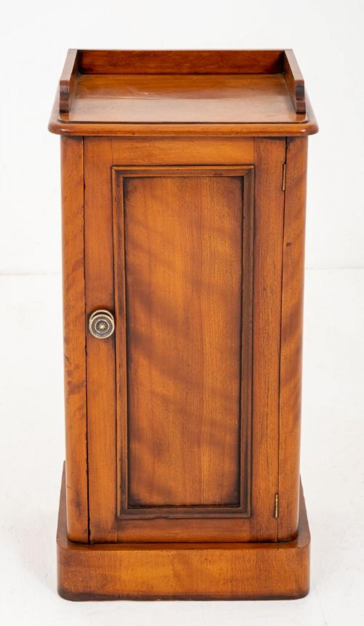 Fine XIX secolo Comodino vittoriano in betulla satinata, 1870 in vendita