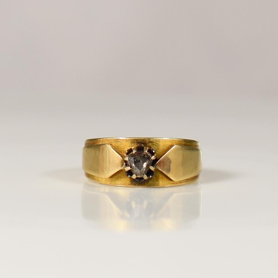 Dieser Ring aus 14-karätigem Gelbgold, der in der viktorianischen Ära aufwändig gefertigt wurde, zeigt einen faszinierenden Diamanten im Rosenschliff, der in das kunstvolle Design eingebettet ist. Mit einer Einstellung im Belcher-Stil. Dieser Ring