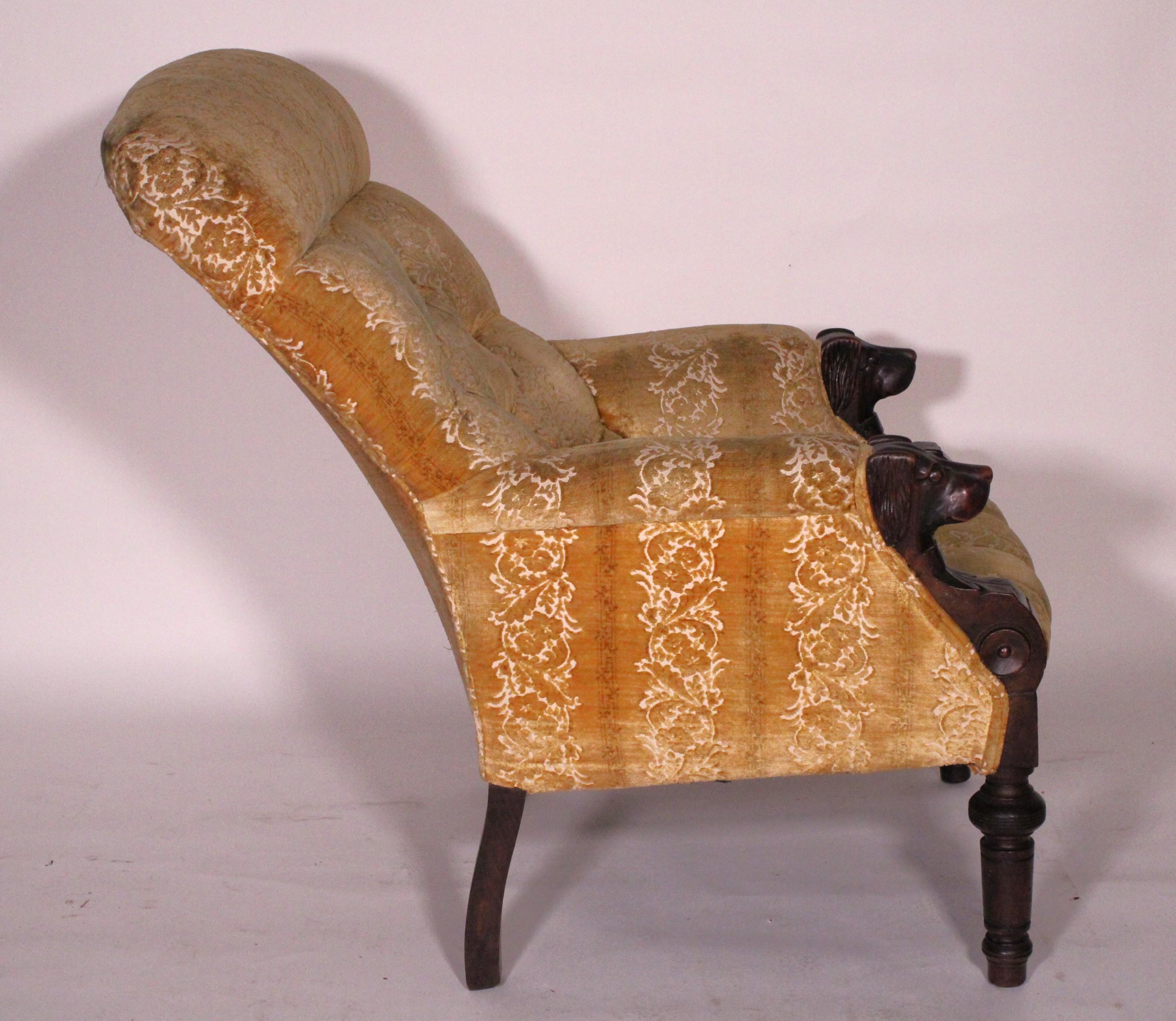 Inglese Victorian Bergere with Arms Ending in Carved Hound Heads in vendita