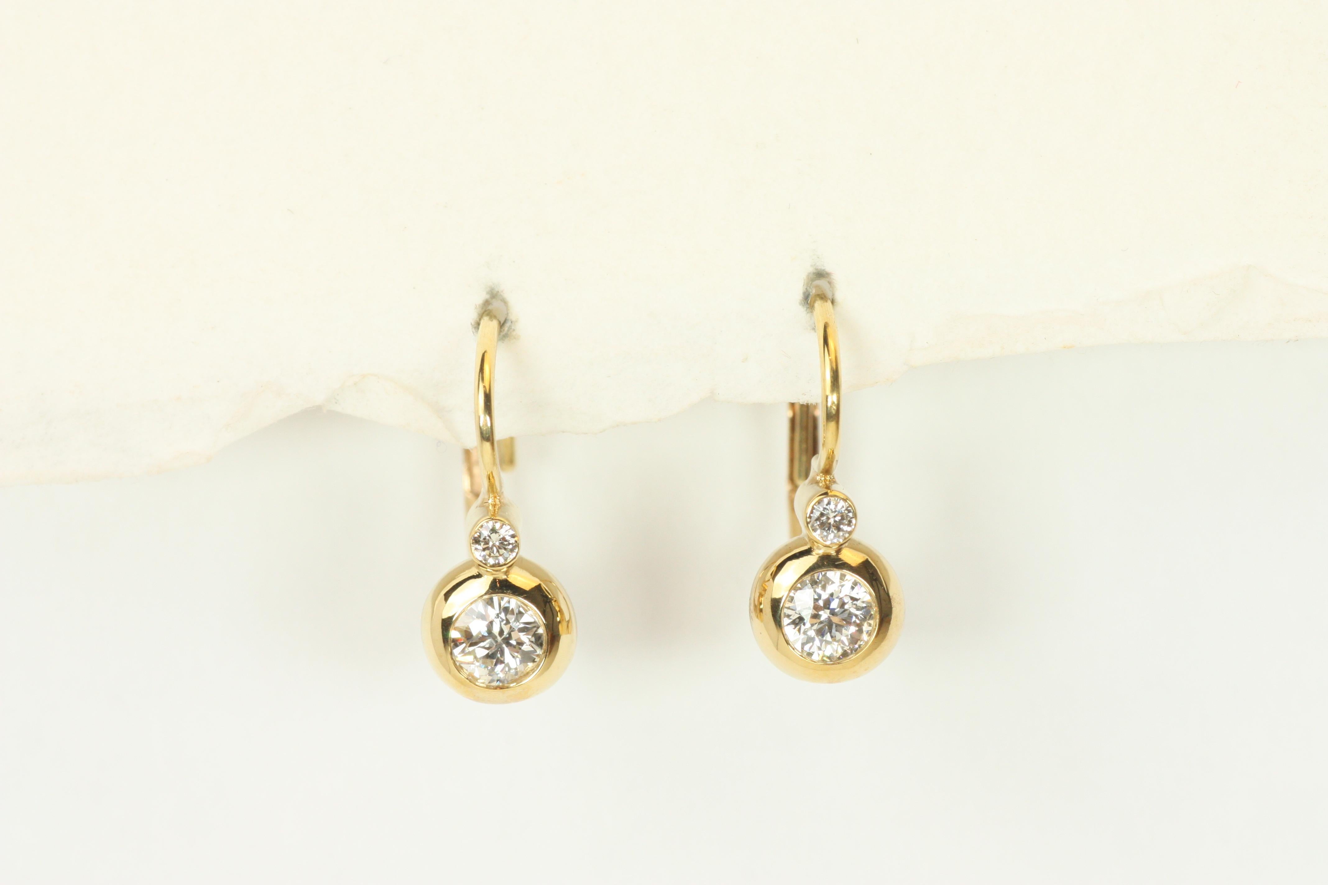 Questi Victorian Bezel Earrings sono caratterizzati da splendidi diamanti incastonati in oro giallo 18 carati, per un'eleganza senza tempo che ricorda i classici design vittoriani. Realizzati a mano con un'attenzione meticolosa per i dettagli,
