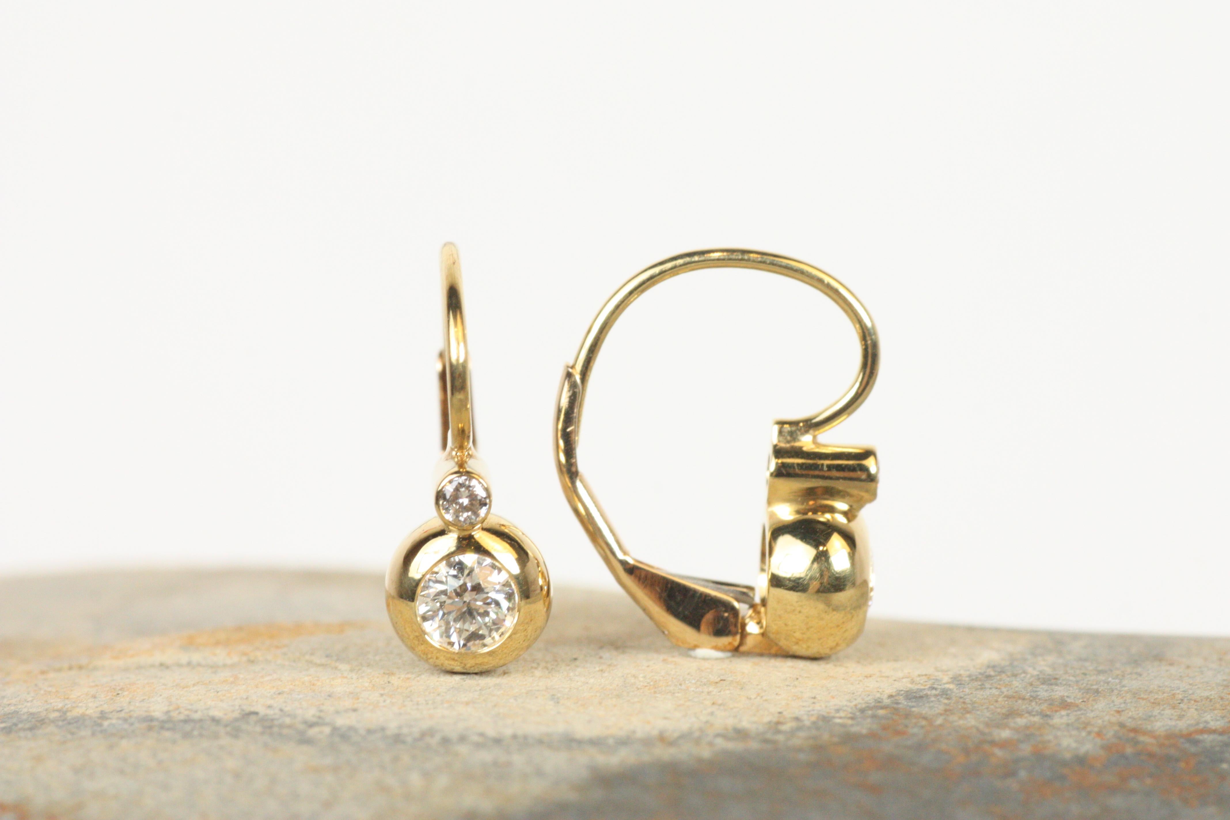 Taglio rotondo Orecchini a castone vittoriani con diamanti in oro giallo 18 carati di Bracken Jewellers in vendita