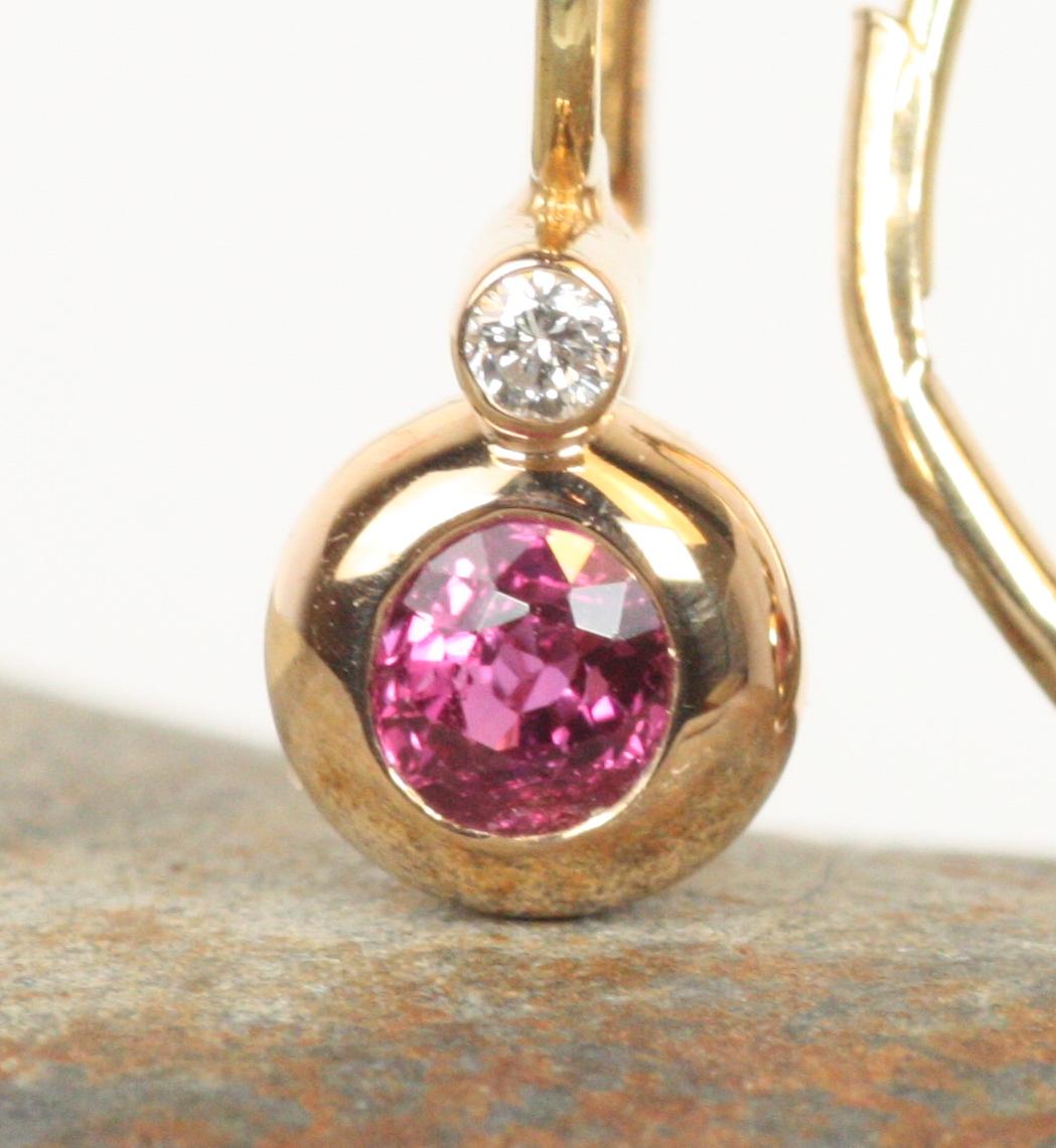 Orecchini vittoriani a castone con rubino e diamante in oro rosa 18 carati, dorso francese 14 carati in vendita 1