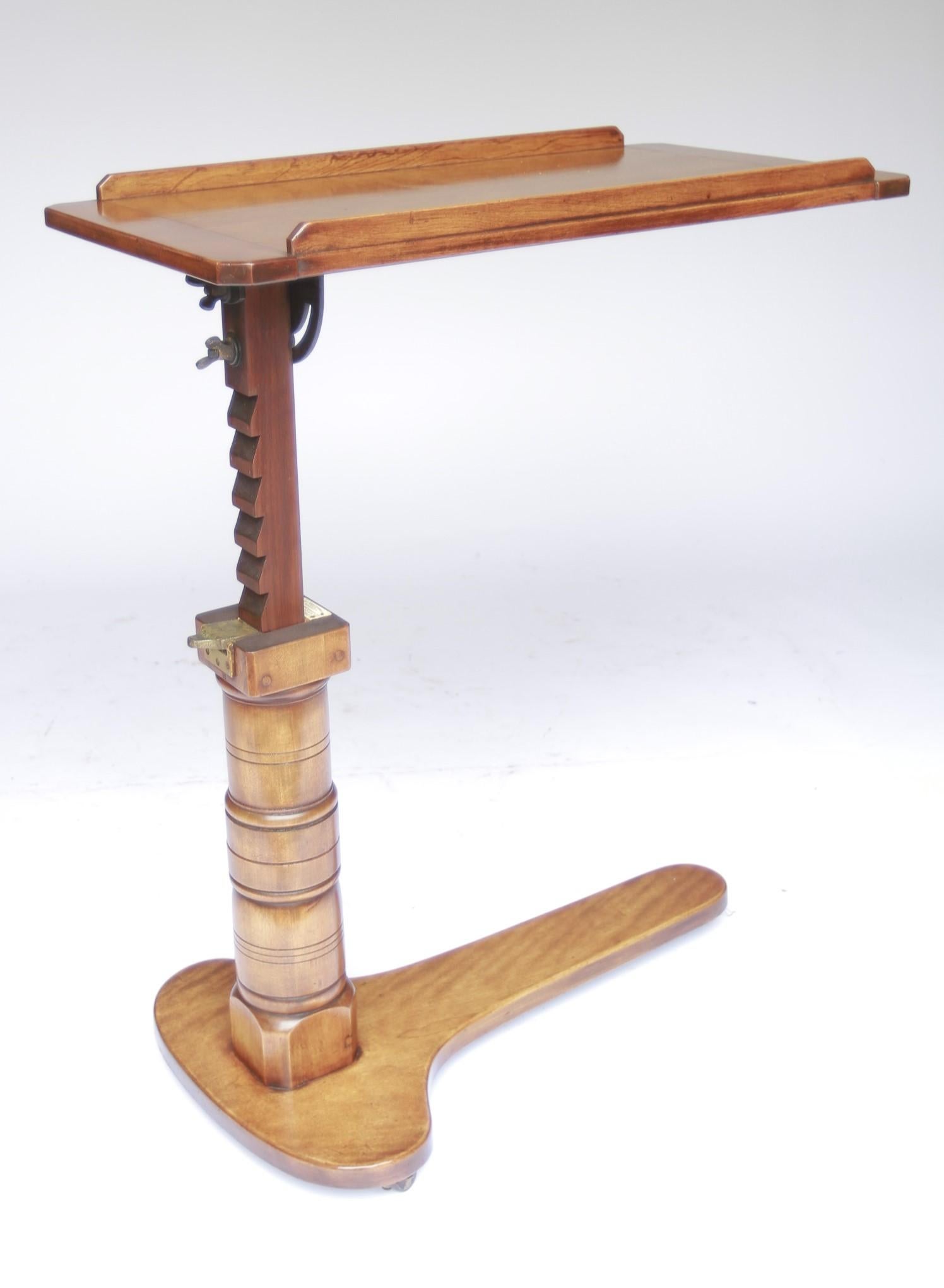 Victorian Birch Leveson & son  Mesa de lectura de cama patentada
Encimera de forma rectangular, Con acción giratoria, 
El libro descansa encima 
Acción telescópica con cierre abatible de latón para sujetar el vástago Rachet
Diseñado para sentarse