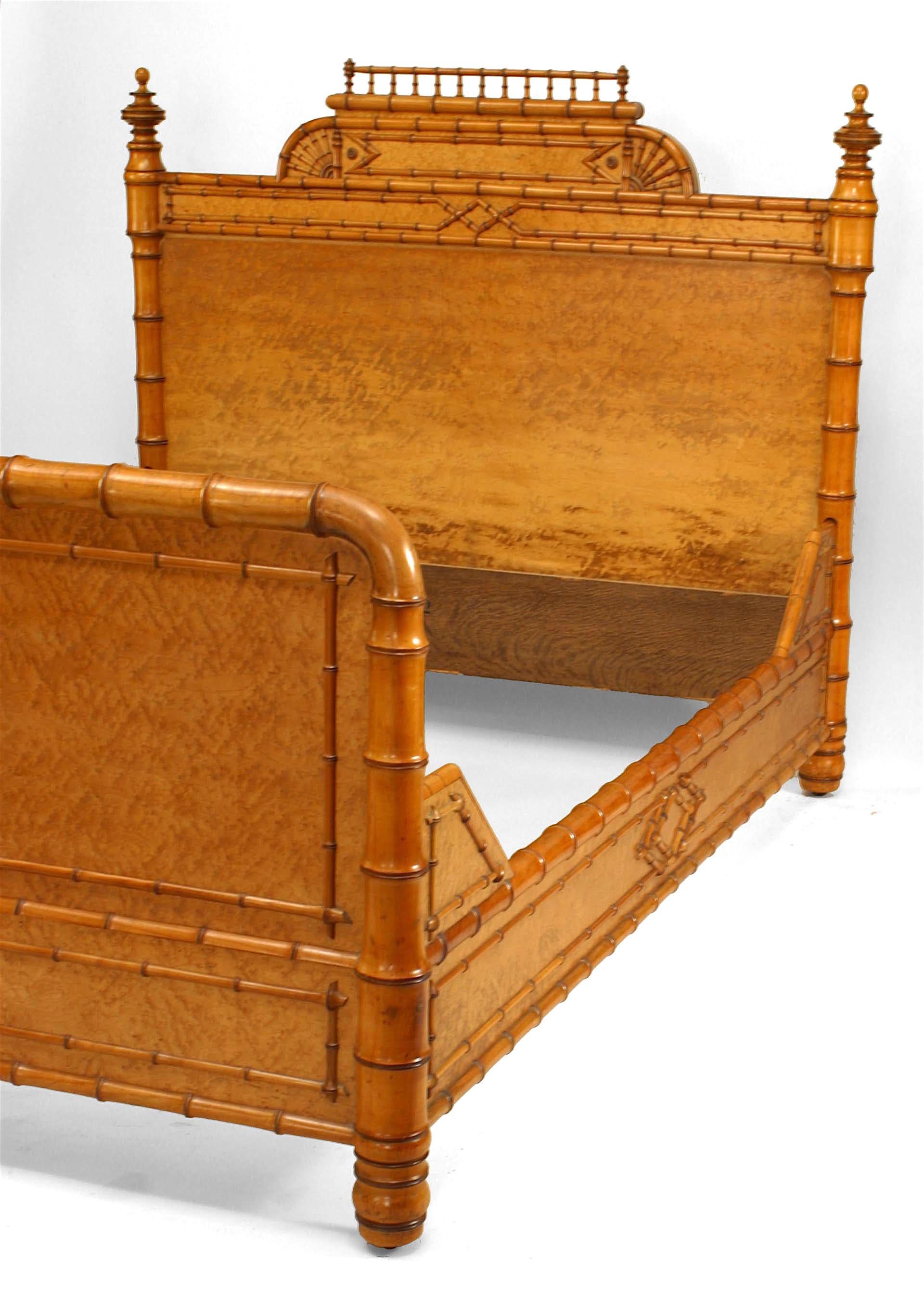 Amerikanisches viktorianisches Ahornholz-Bett (Viktorianisch) im Angebot
