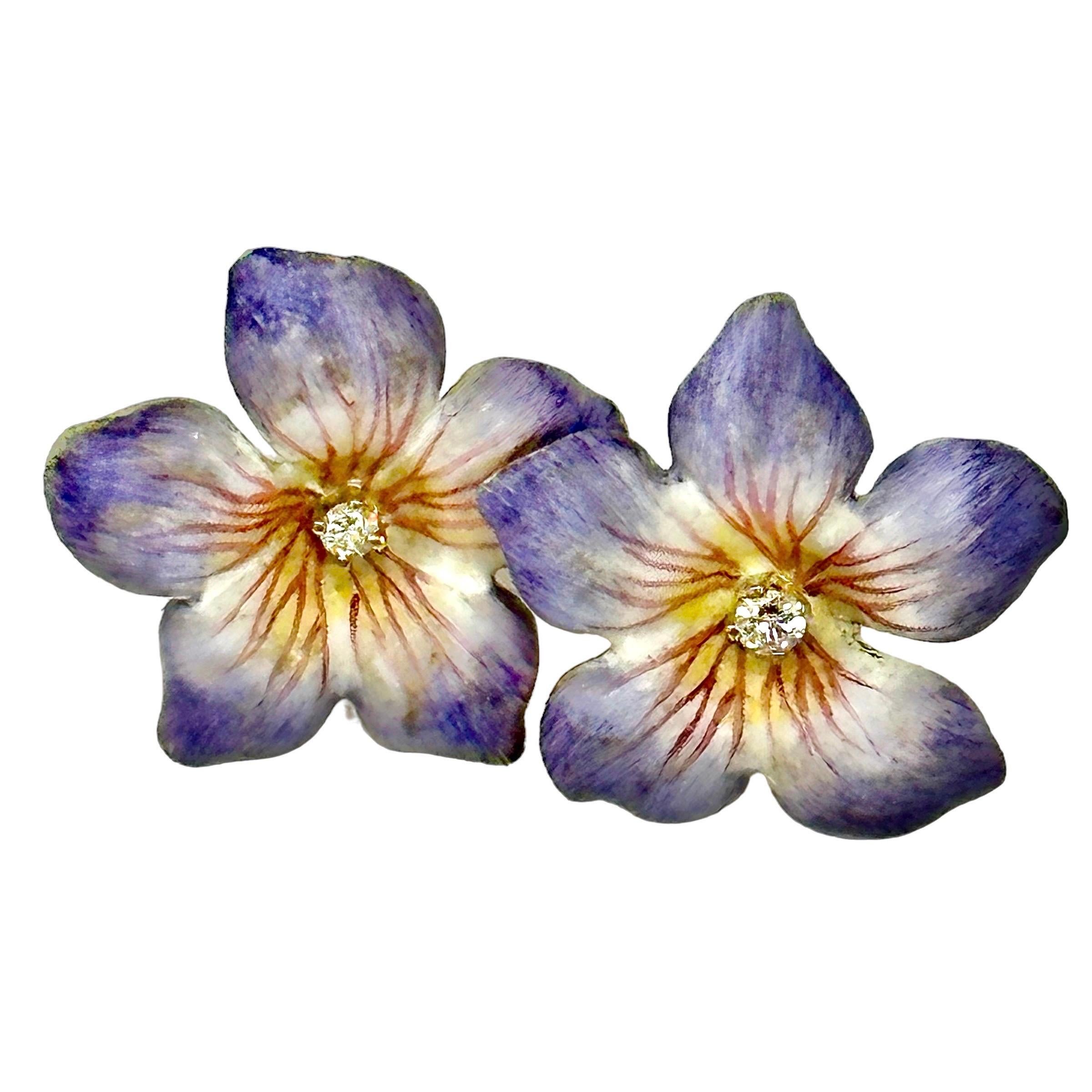 Estos preciosos pendientes florales de la época victoriana están fabricados en oro amarillo de 14 quilates con un delicado acabado de esmalte bisqué que representa flores de lavanda. En el centro de cada flor hay un pequeño diamante brillante.
El