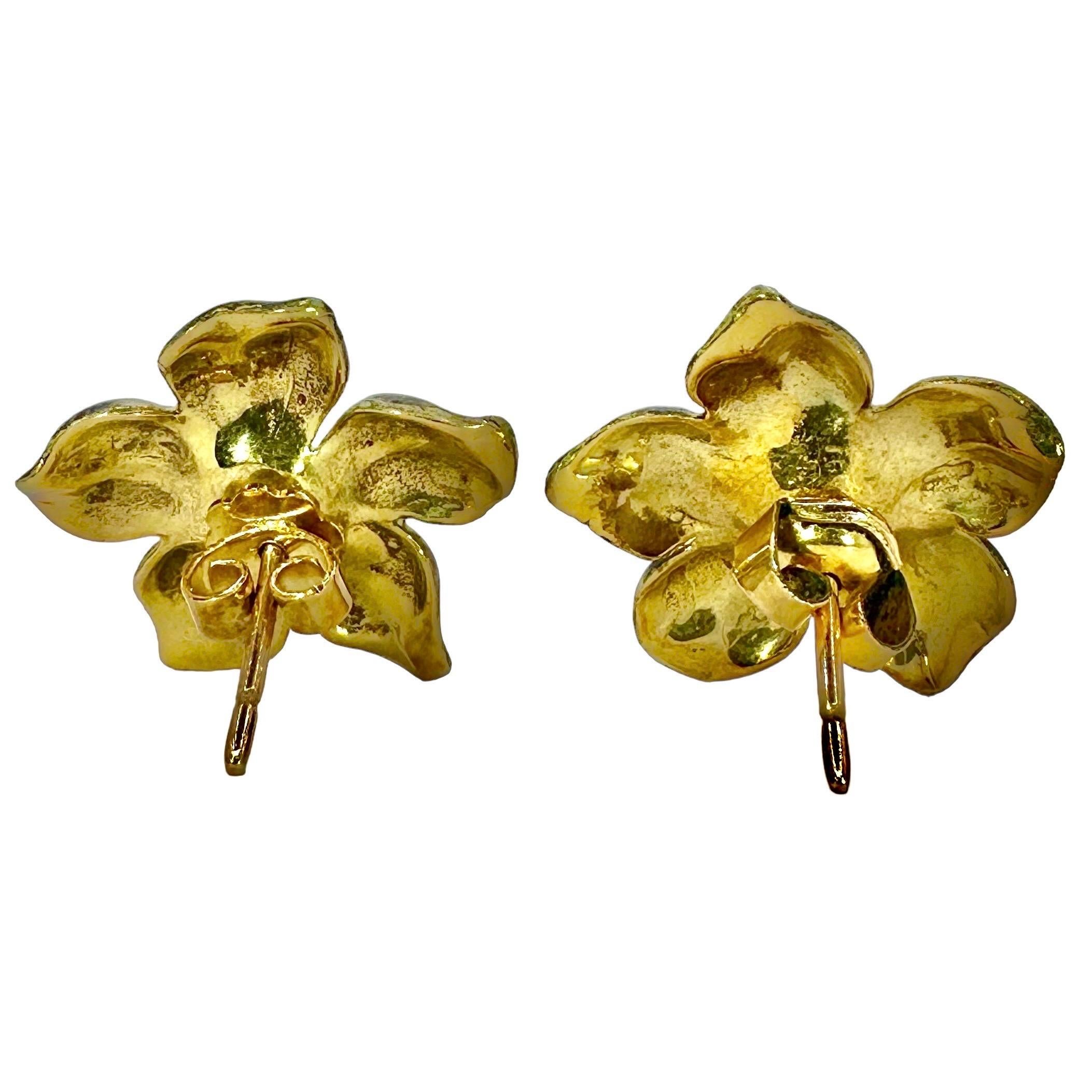 Pendientes Victorianos Bisque Esmalte sobre Oro Flor de Lavanda con Centros de Diamantes en Bueno Estado en Palm Beach, FL