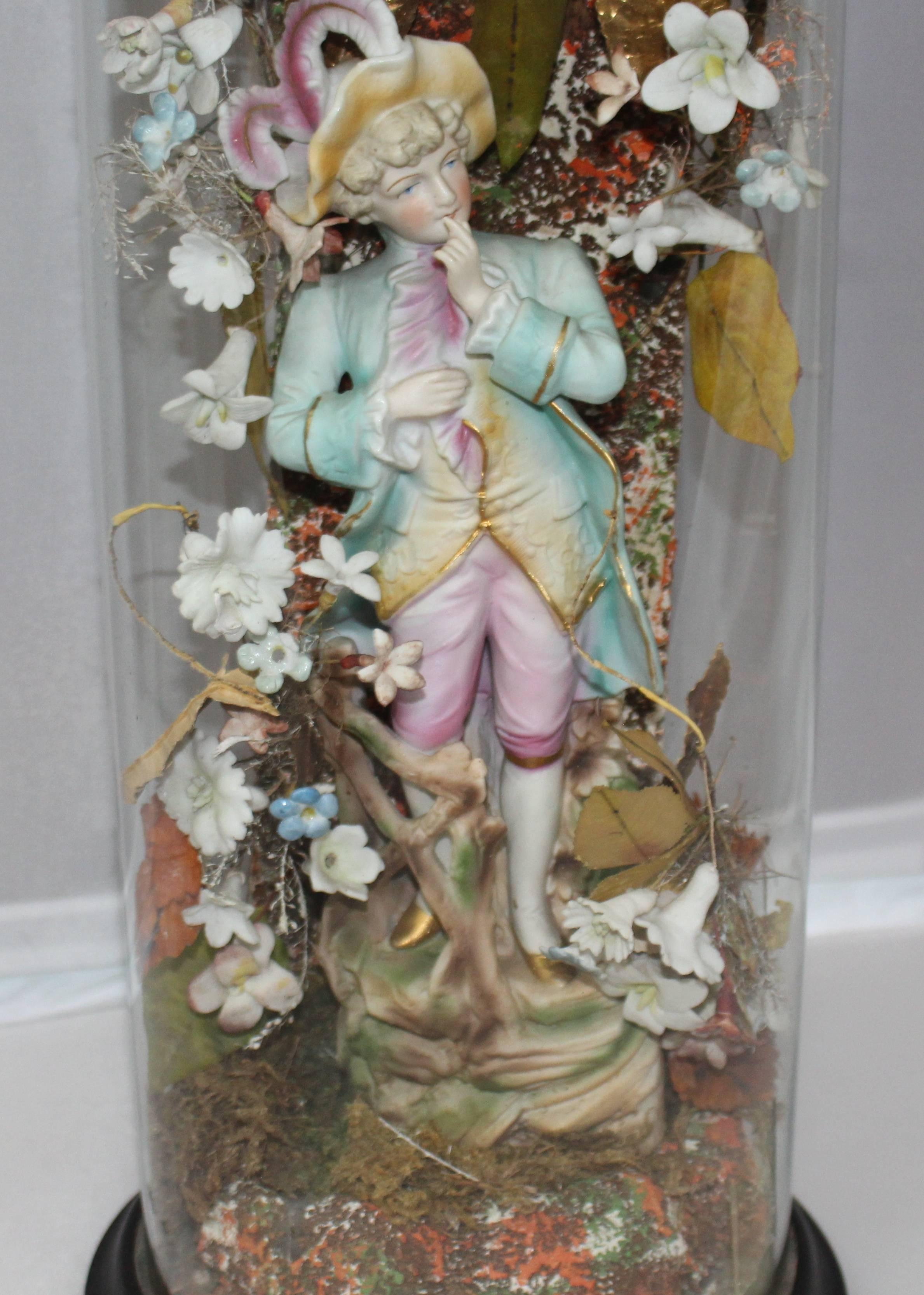 Viktorianische Biskuitfigur unter Glaskuppel (19. Jahrhundert) im Angebot