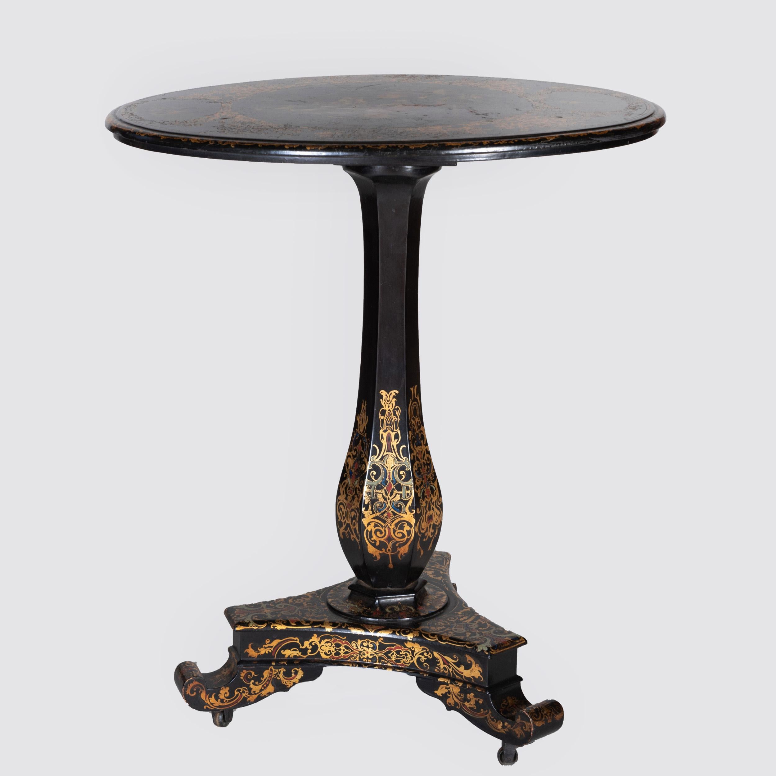 Victorian Black and Polychrome Painted and Parcel-Gilt Tilt-Top Table In Good Condition For Sale In Hudson, NY