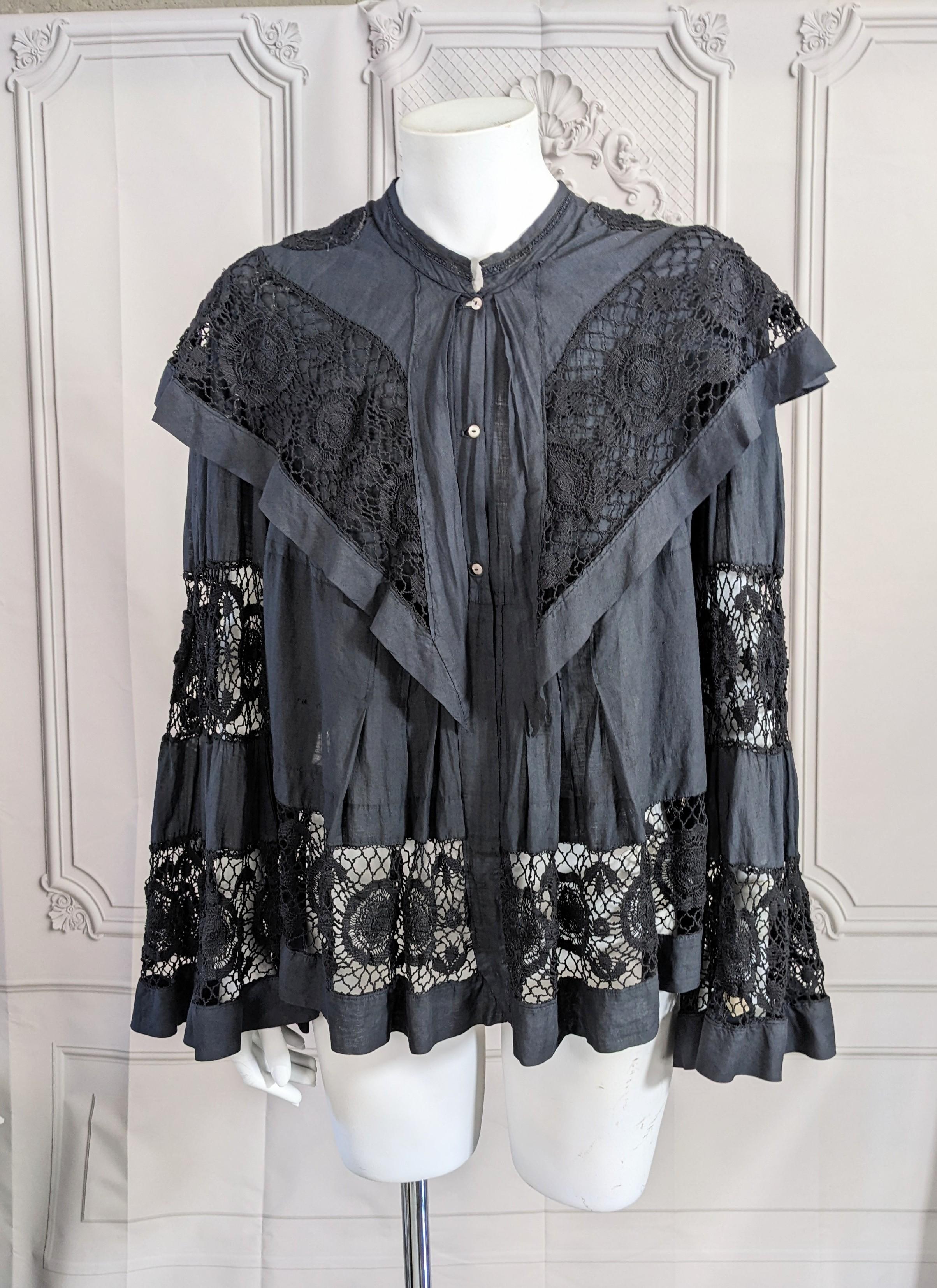 Nero vittoriano sovratinto  giacca in batista di cotone pettinata del 1890 circa di Studio Vintage Luxury. Con inserti in pregiato pizzo Cluny sul corpo della giacca, sul collo a scialle e sulle ampie maniche a pagoda. Chiusura frontale con bottoni