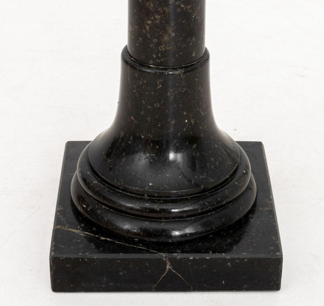 Piedistallo vittoriano in marmo fossile nero, fine del XIX secolo, piano girevole quadrato su colonna affusolata e zoccolo quadrato. 43,5