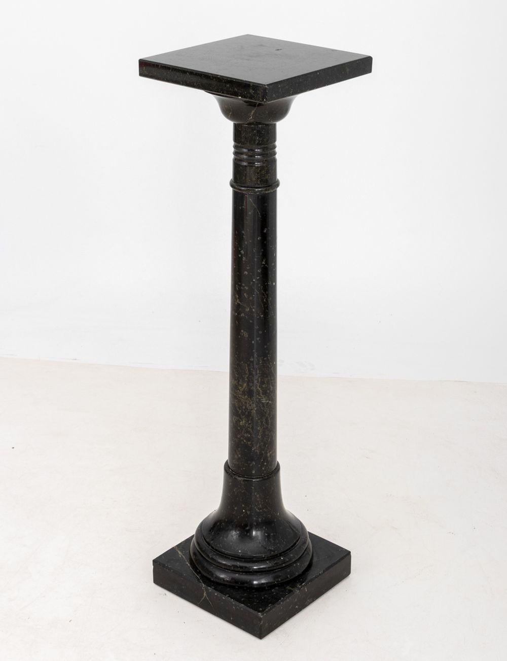 Britannico Piedistallo vittoriano in marmo fossile nero in vendita