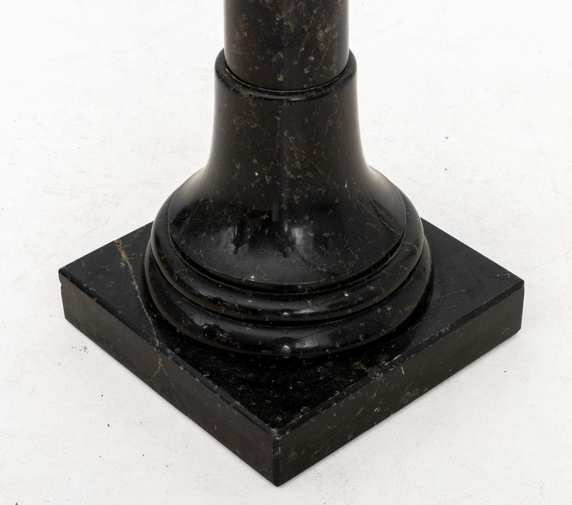 Piedistallo vittoriano in marmo fossile nero In condizioni buone in vendita a Astoria, NY