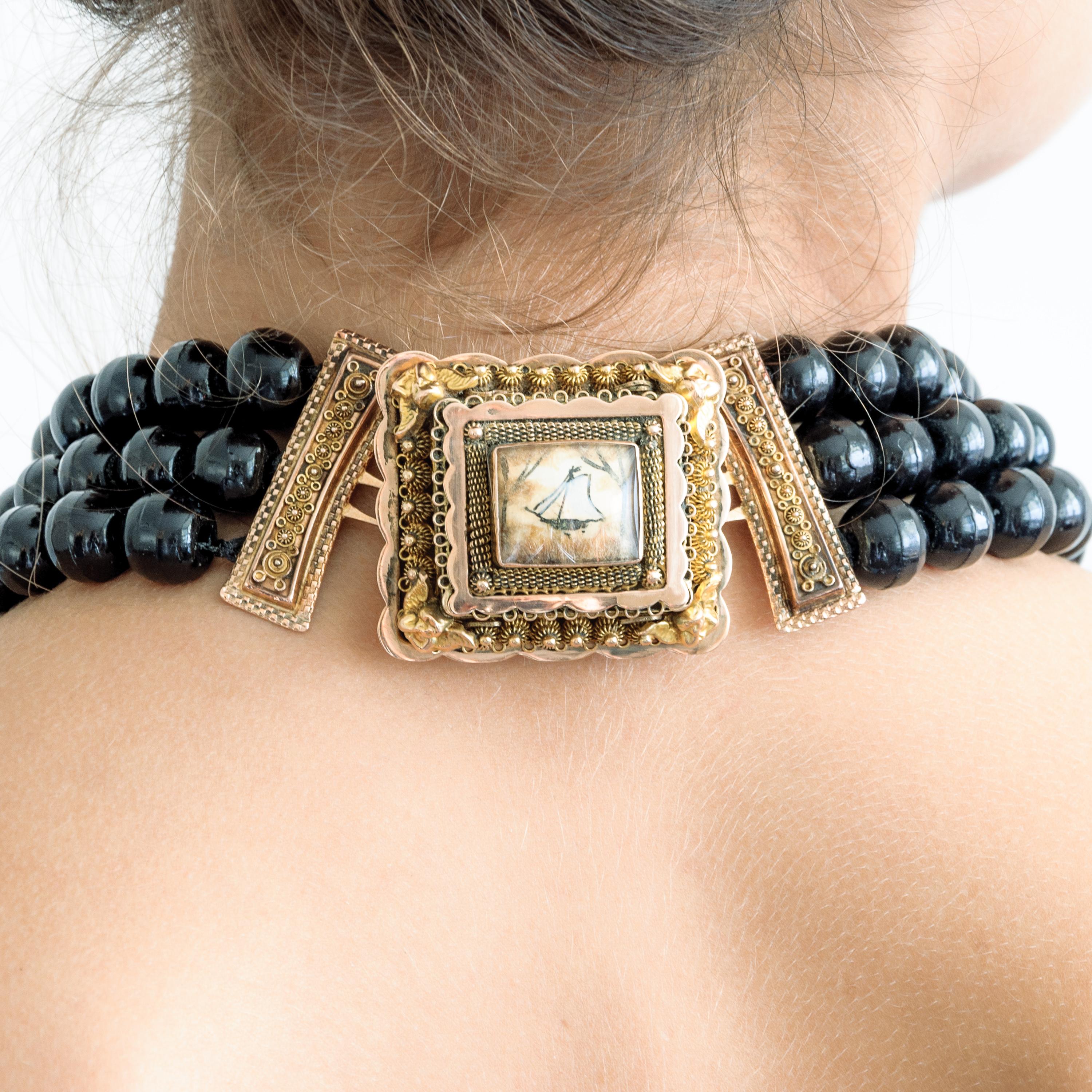 Il s'agit d'un collier de deuil antique du 19e siècle, créé avec un beau et grand fermoir en or 14 carats. Les perles de jais noir sont de forme ronde et ont un diamètre d'environ 12 millimètres. Chaque perle a un petit rebord au centre. Le fermoir