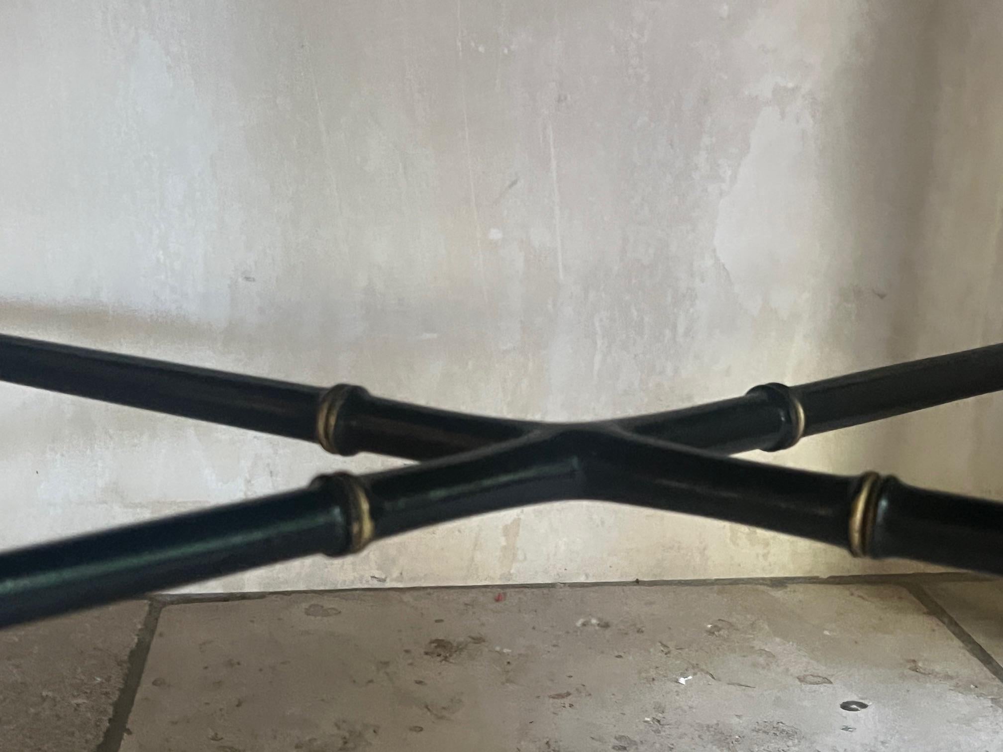 Table à plateau victorienne laquée noire et peinte à la main en vente 3