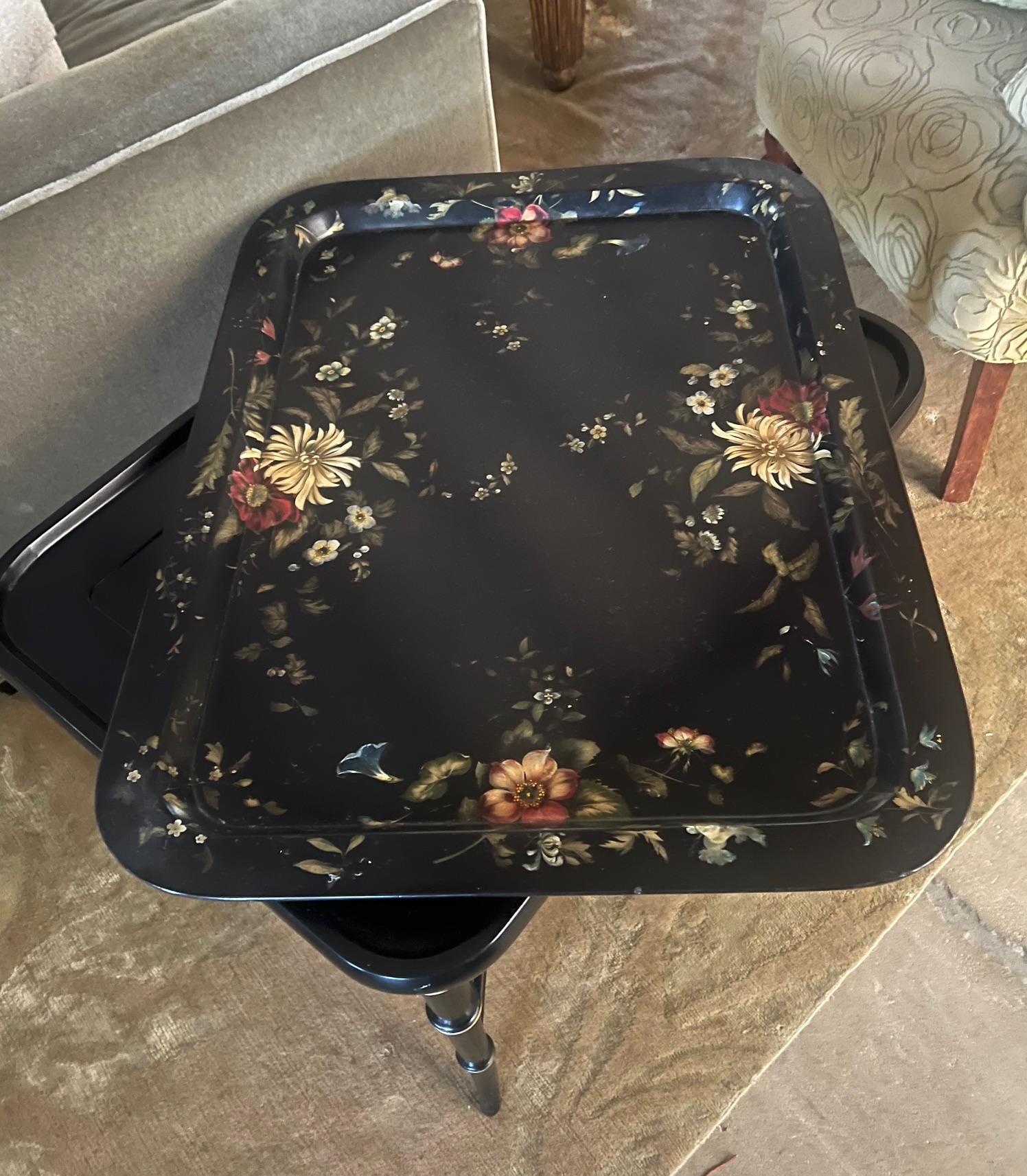 Table à plateau victorienne laquée noire et peinte à la main en vente 5