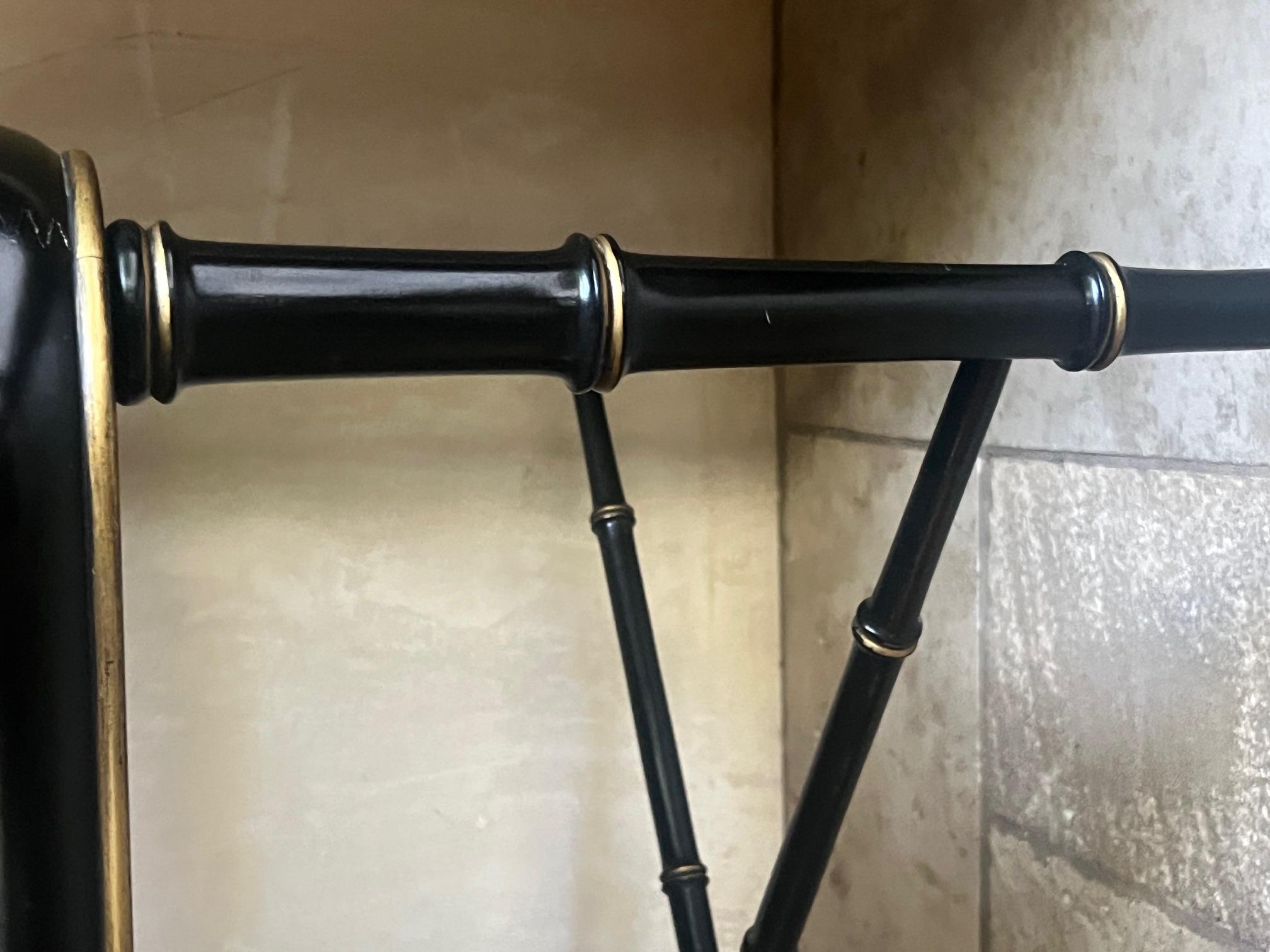 Table à plateau victorienne laquée noire et peinte à la main en vente 6