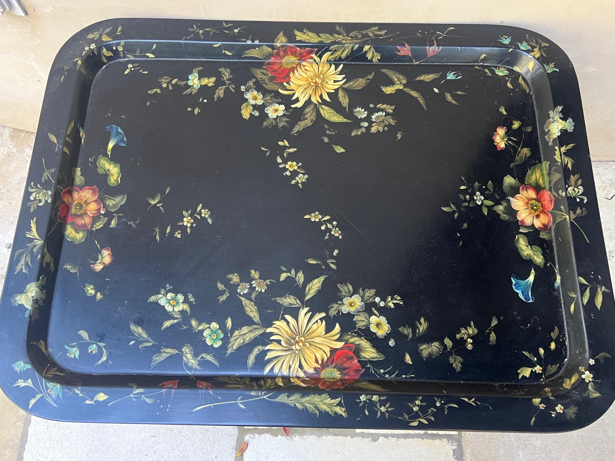 19ème siècle Anglais Victorien table à plateau laqué noir. Le plateau peint à la main avec des fleurs peut être retiré.