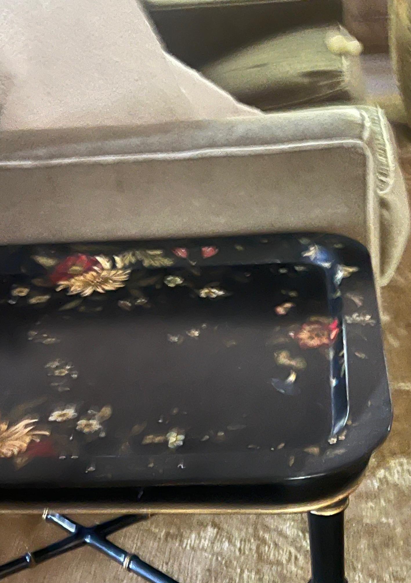 Victorien Table à plateau victorienne laquée noire et peinte à la main en vente