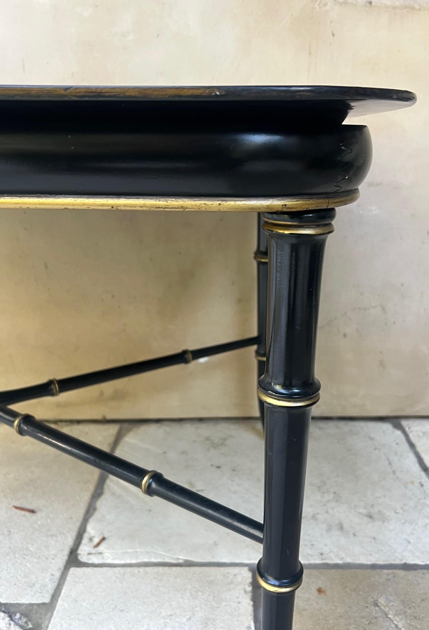 Anglais Table à plateau victorienne laquée noire et peinte à la main en vente