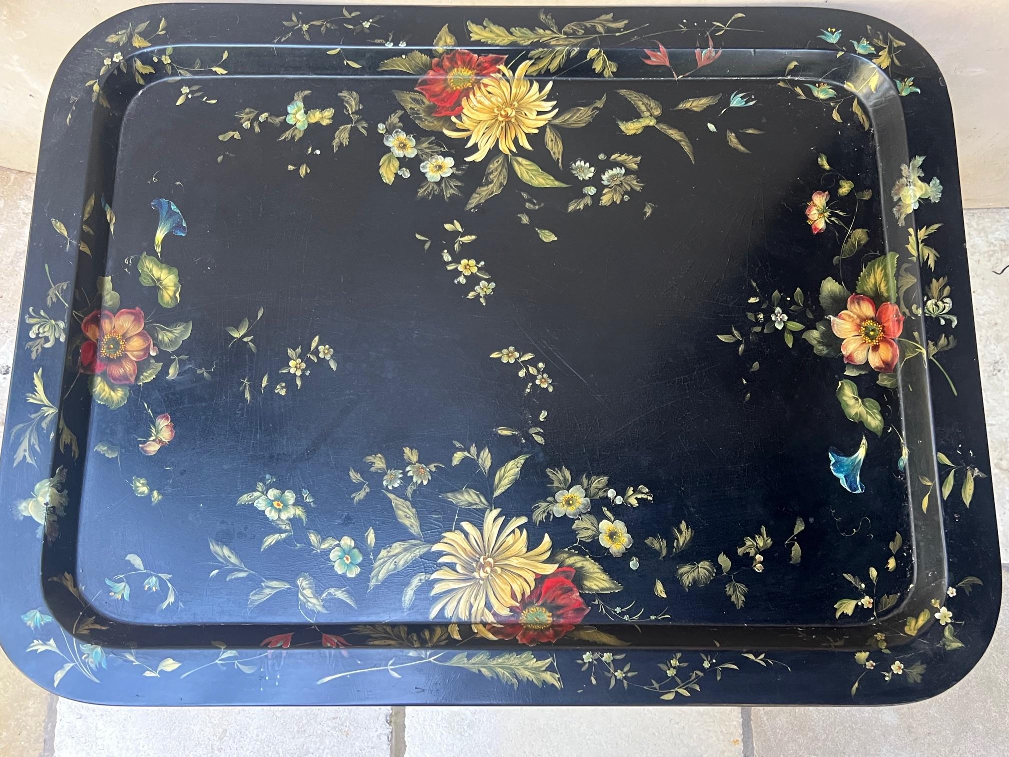 Table à plateau victorienne laquée noire et peinte à la main Excellent état - En vente à Ross, CA