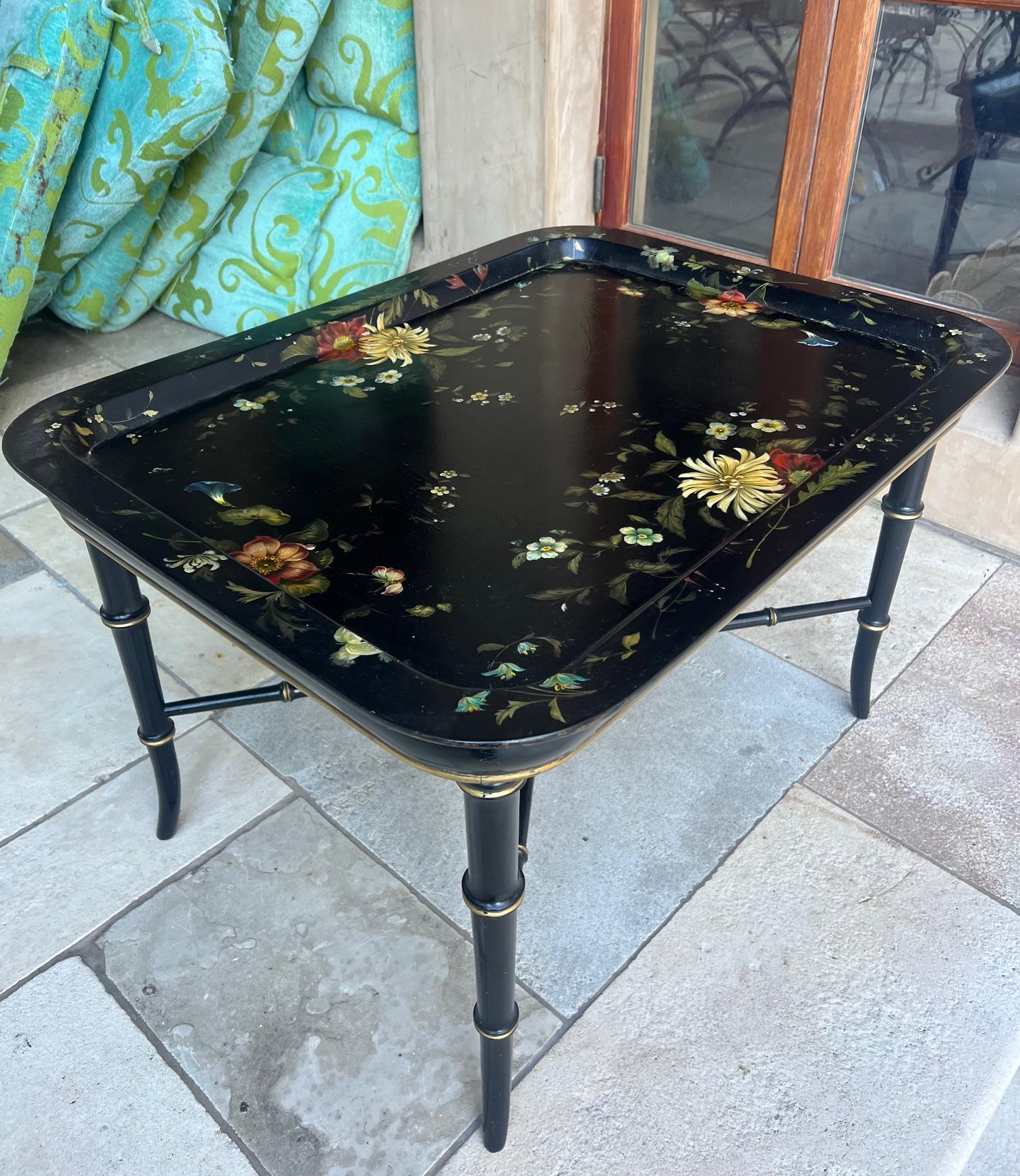 XIXe siècle Table à plateau victorienne laquée noire et peinte à la main en vente