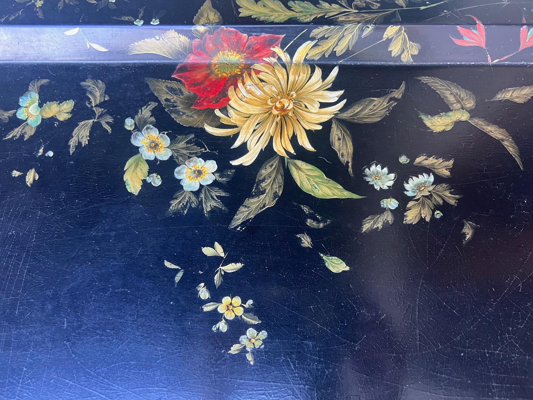 Laque Table à plateau victorienne laquée noire et peinte à la main en vente
