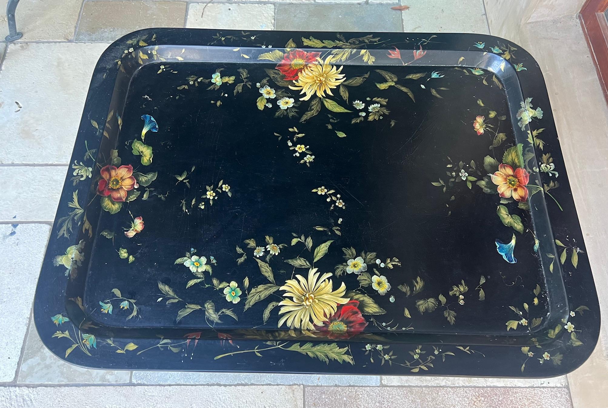 Table à plateau victorienne laquée noire et peinte à la main en vente 1