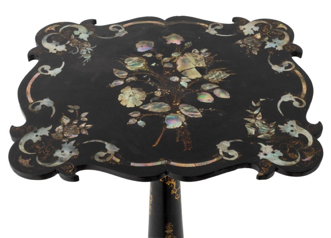 Table à thé victorienne en incrustation de nacre laquée noire, 19e siècle, avec décoration florale dorée sur une base en forme de trépied. 29.5