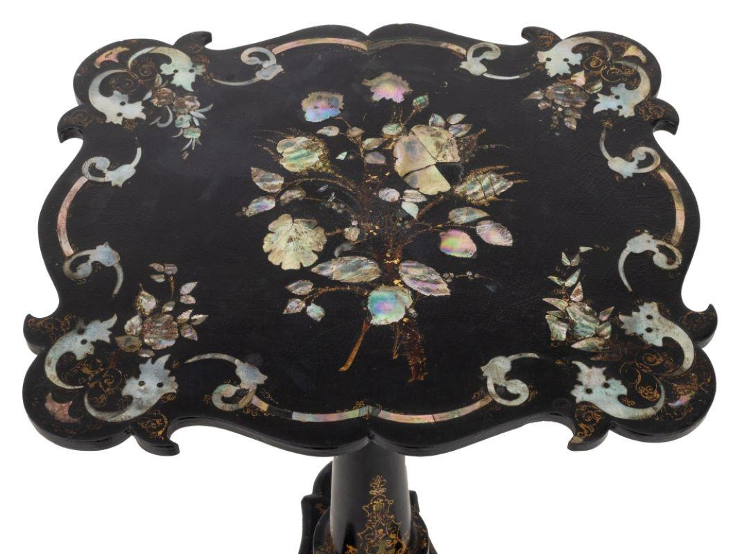 Nacre Table victorienne en nacre laquée noire en vente