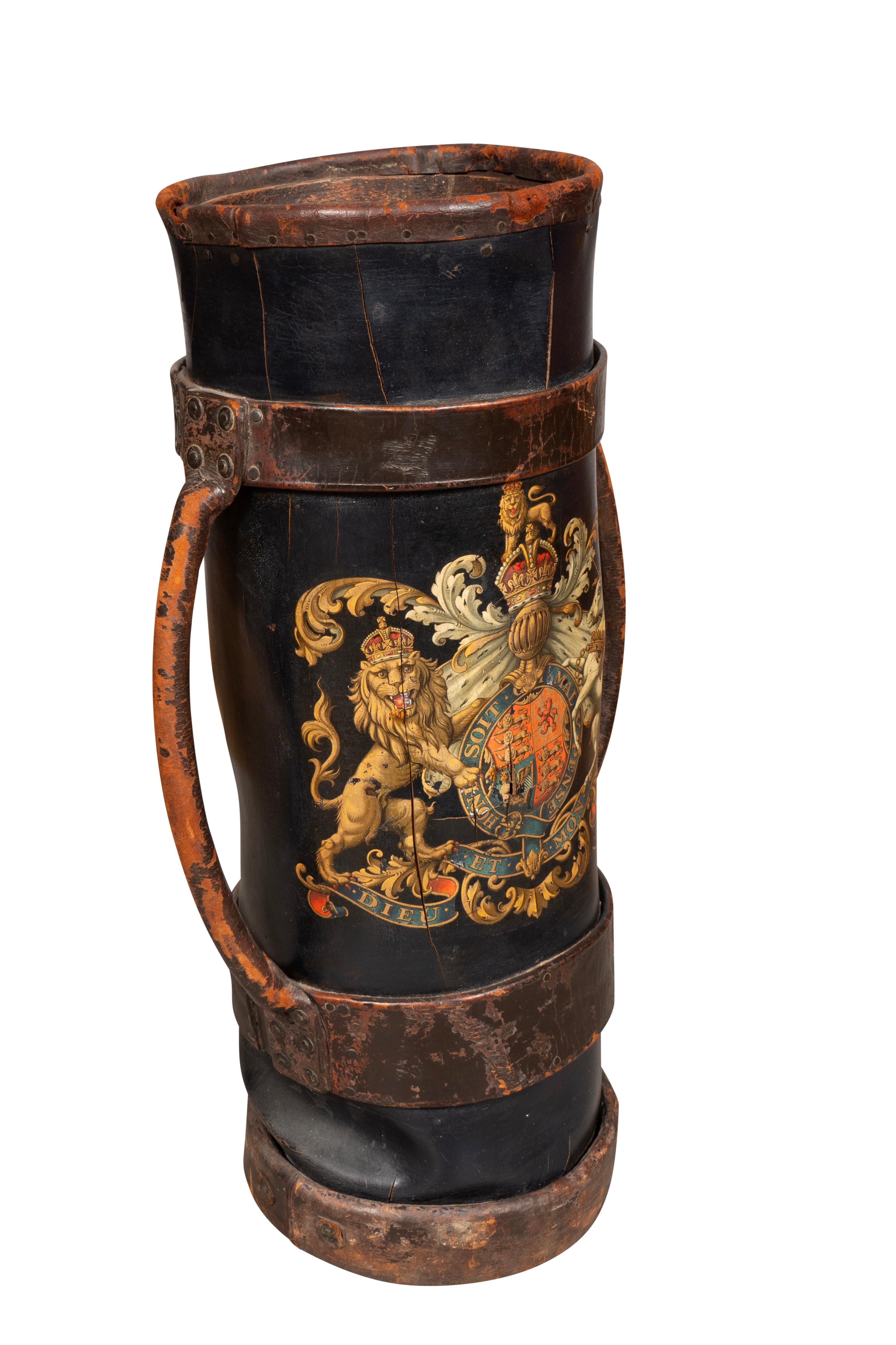 Zylindrisch mit zwei Griffen und einem gemalten Wappen.