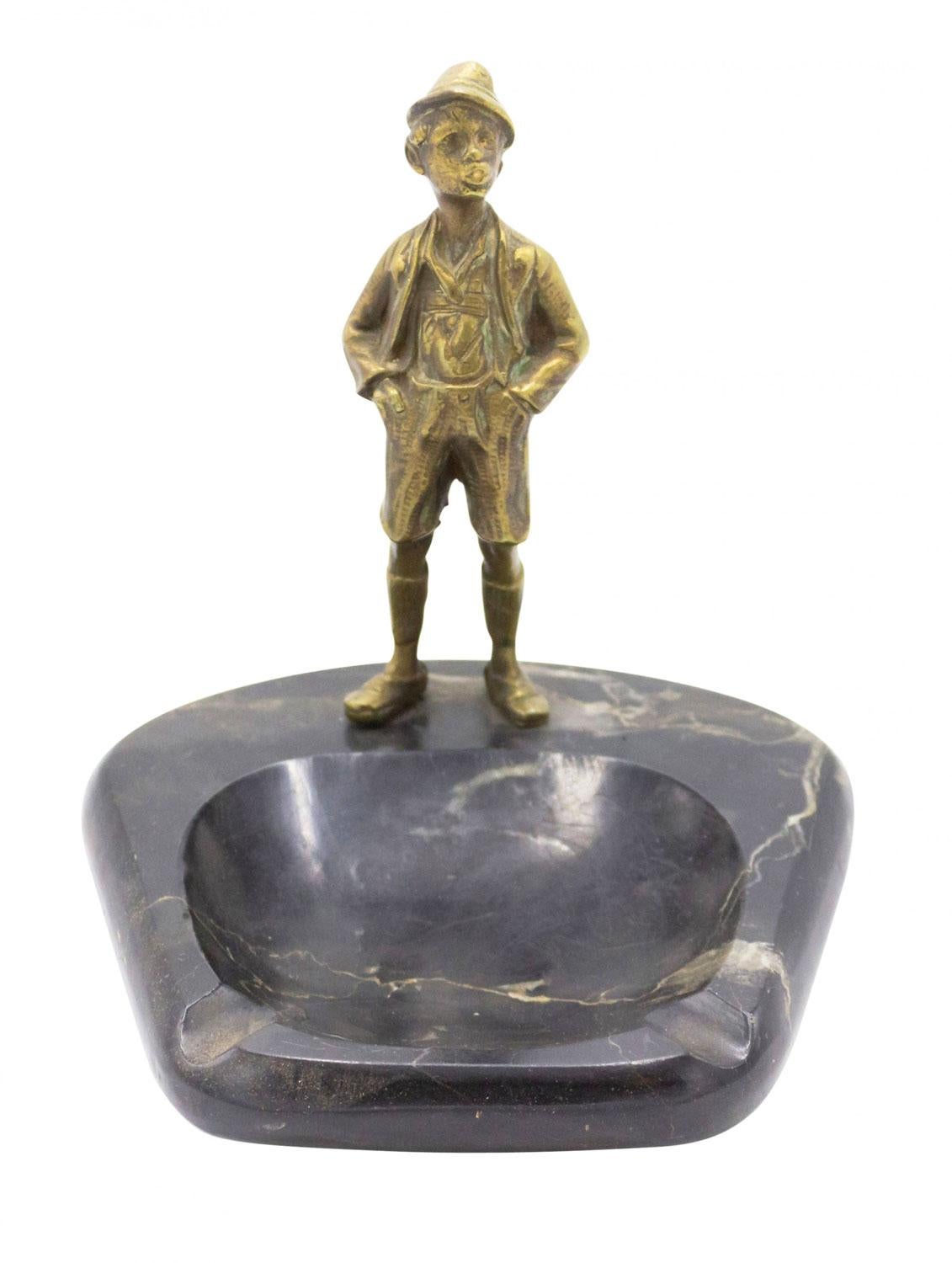 Amerikanischer viktorianischer Aschenbecher aus schwarzem Marmor mit Bronzefigur eines schwarzen Jungen mit Händen in den Taschen