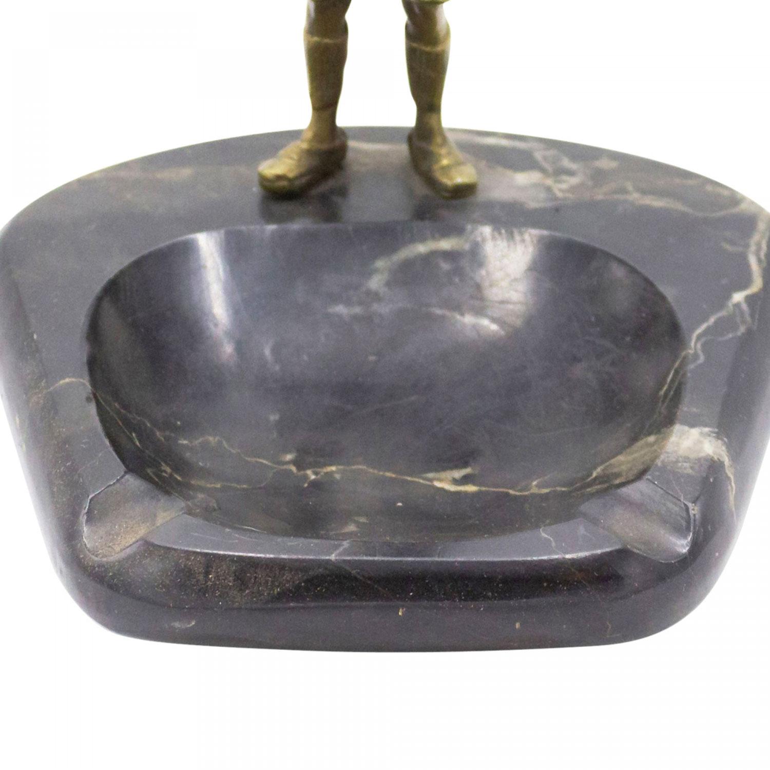Viktorianischer Aschenbecher aus schwarzem Marmor mit Figur im Zustand „Gut“ im Angebot in Queens, NY