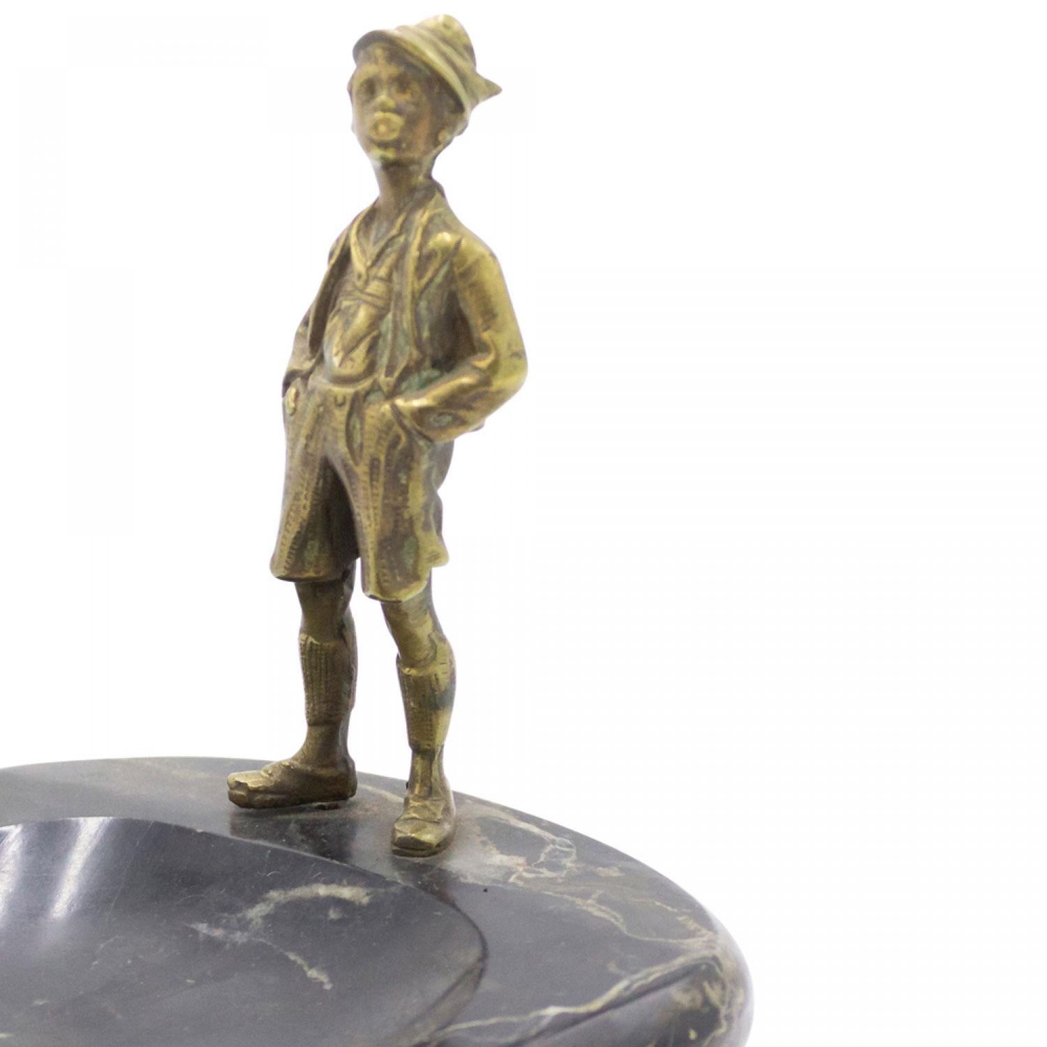 Viktorianischer Aschenbecher aus schwarzem Marmor mit Figur (19. Jahrhundert) im Angebot