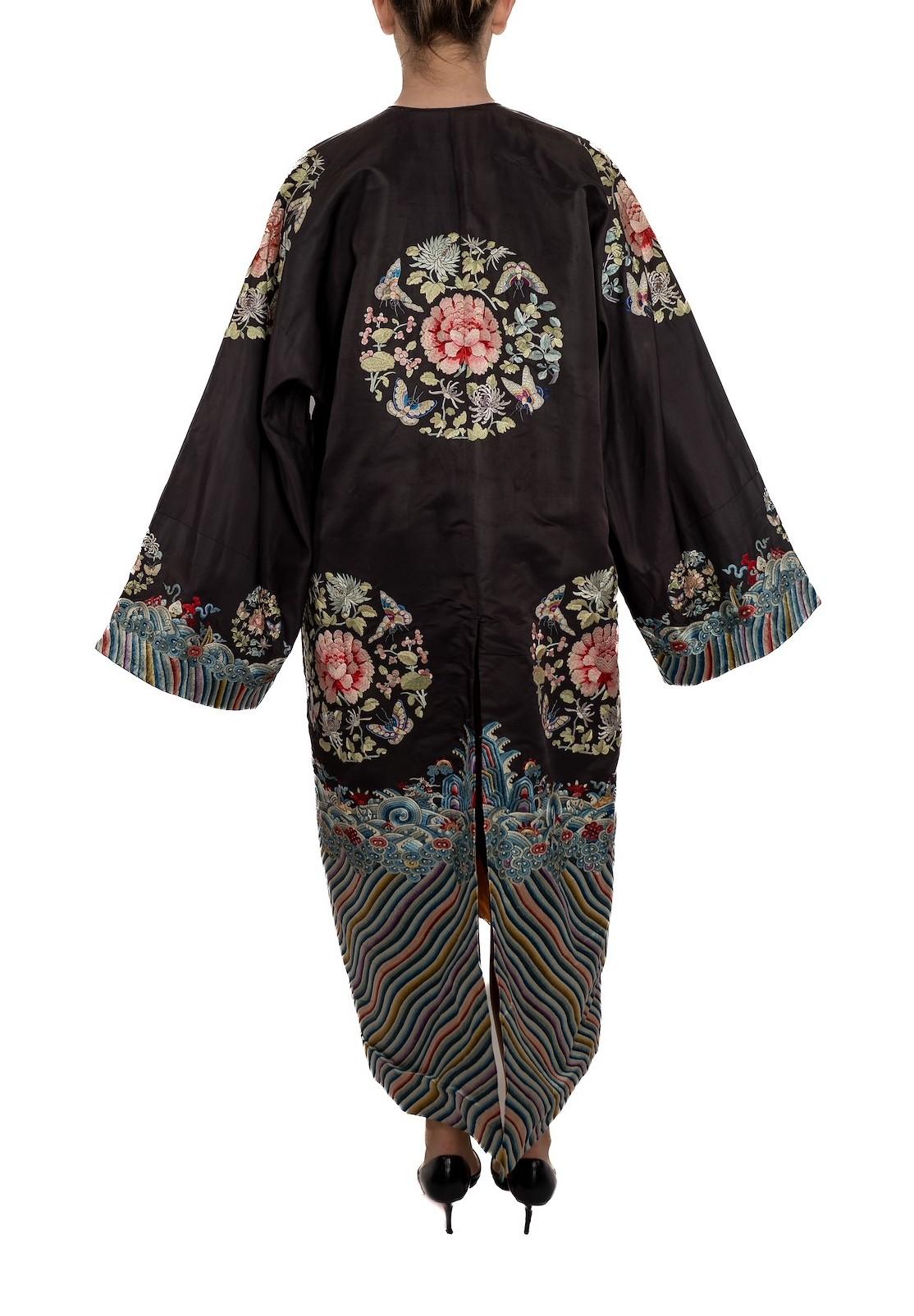 Noir Manteau victorien en soie chinoise brodée à la main, noir et multicolore en vente