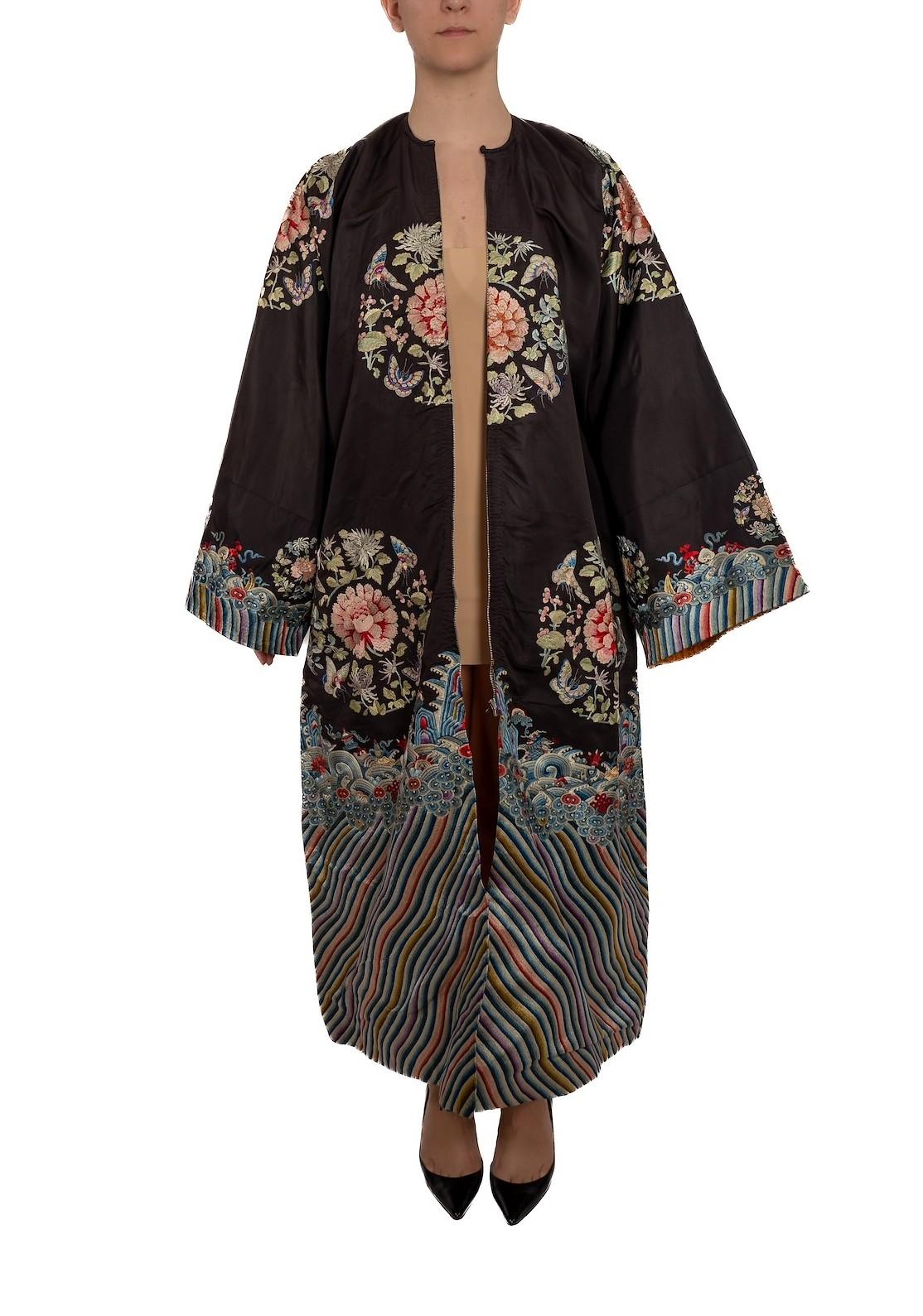 Manteau victorien en soie chinoise brodée à la main, noir et multicolore Pour femmes en vente
