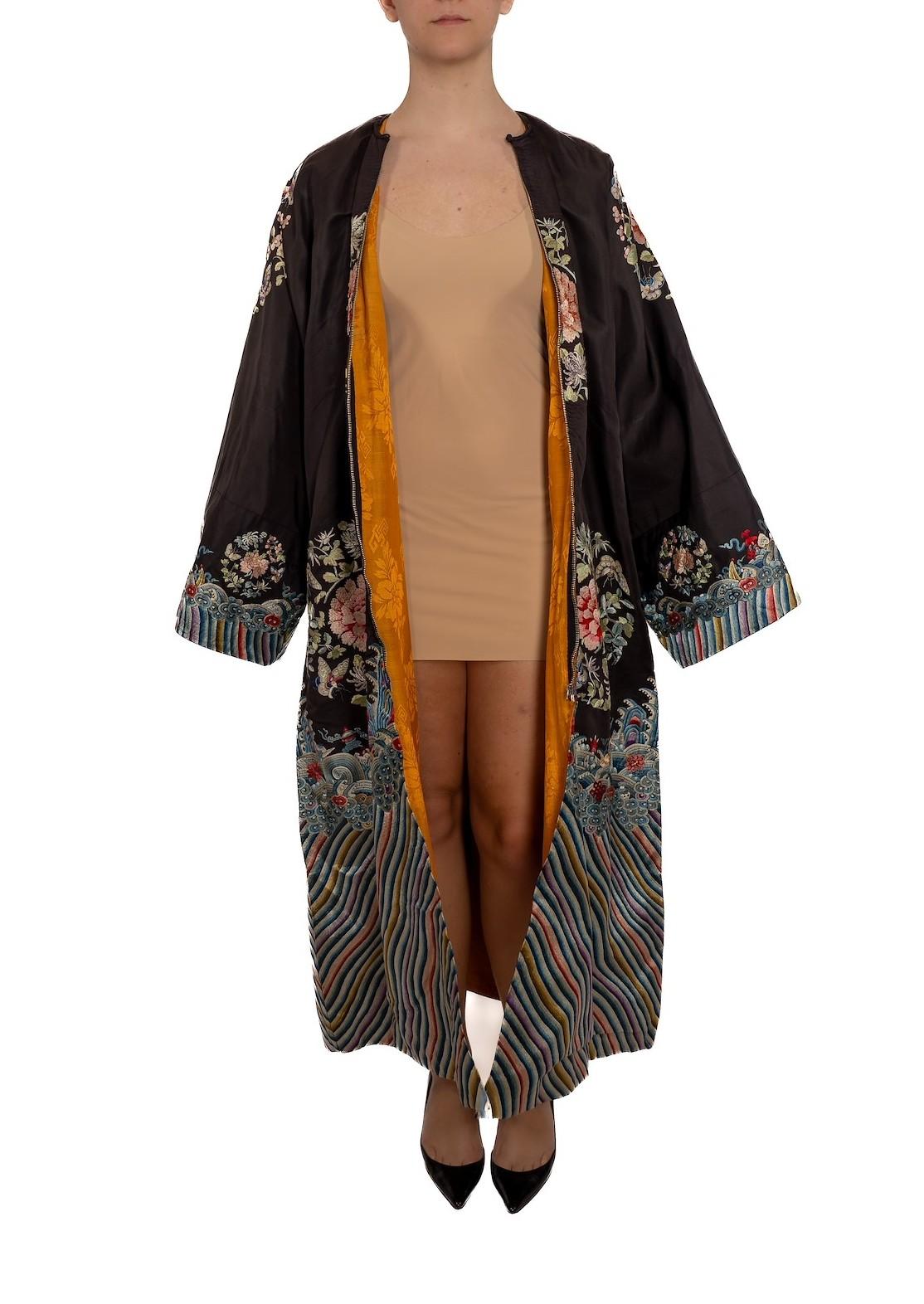 Manteau victorien en soie chinoise brodée à la main, noir et multicolore en vente 1