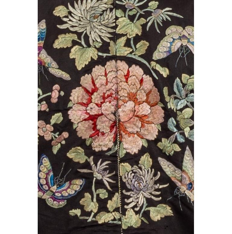 Manteau victorien en soie chinoise brodée à la main, noir et multicolore en vente 2