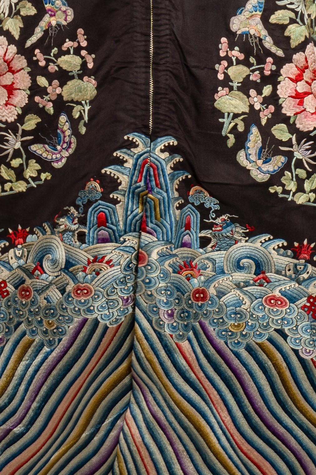 Manteau victorien en soie chinoise brodée à la main, noir et multicolore en vente 3