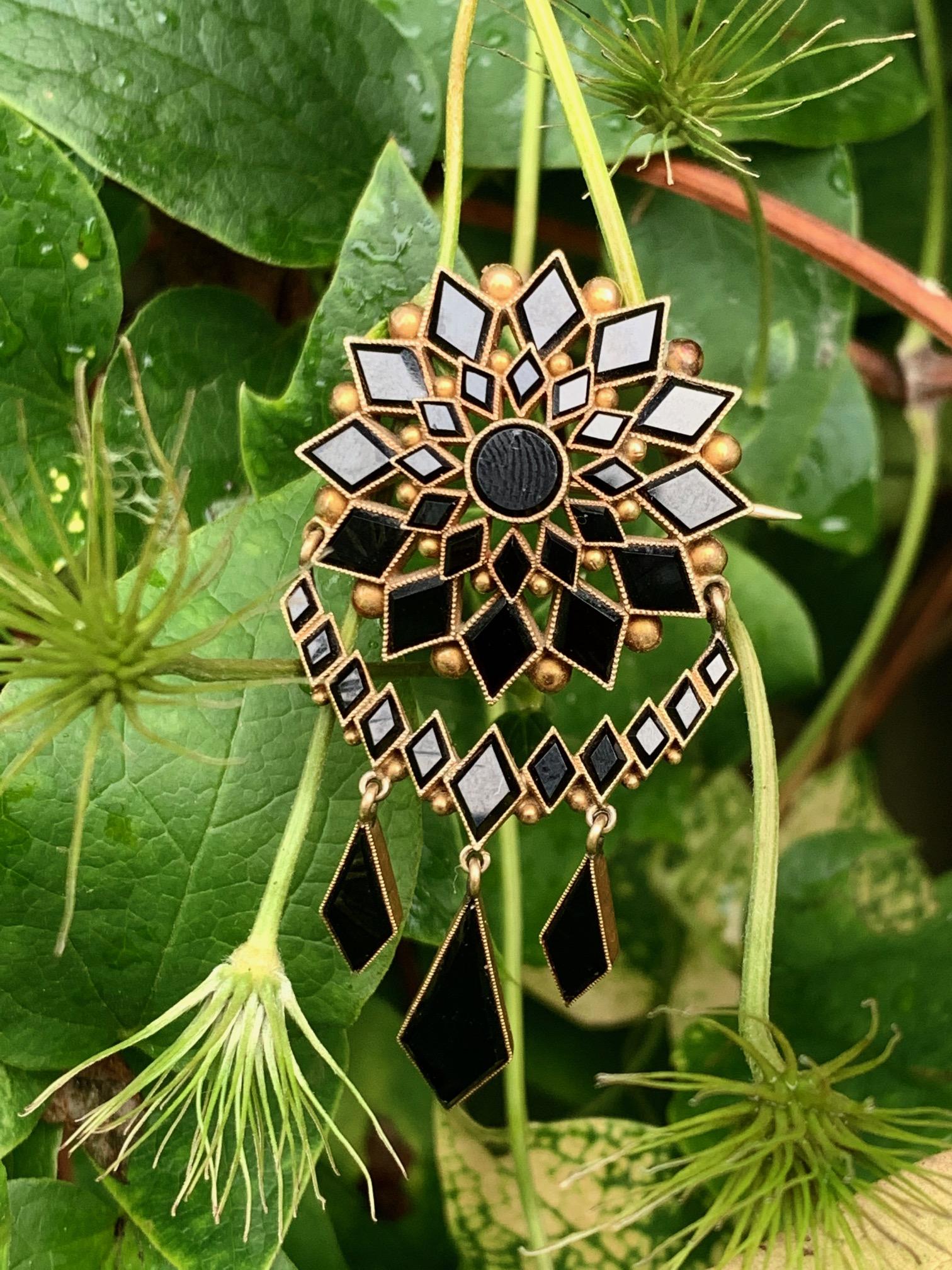 This beautiful black Onyx piece features a 