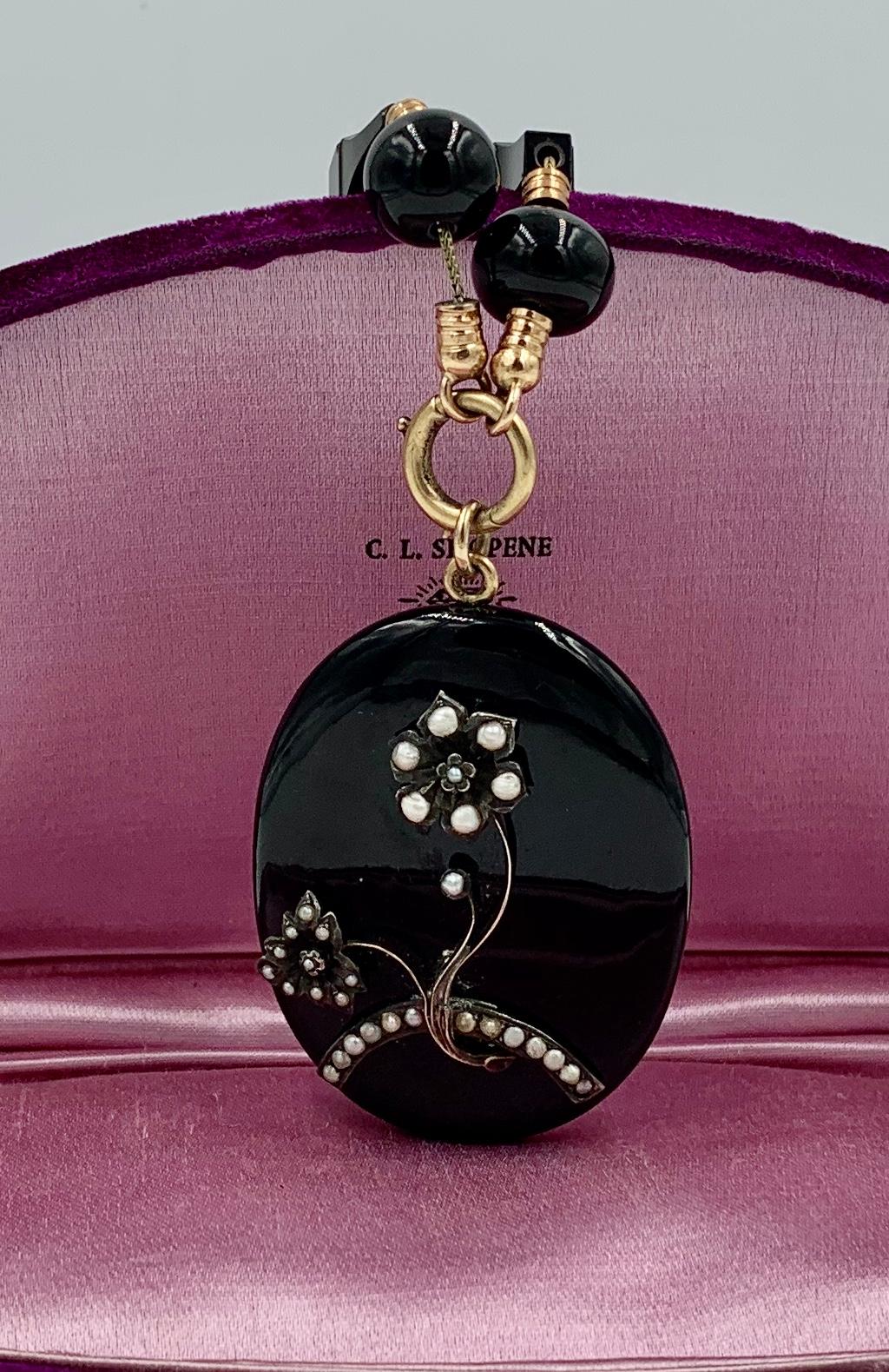 Viktorianisches Schwarzes Onyx 14k Gold Medaillon Halskette mit Blumenmotiv Perle, um 1860 5