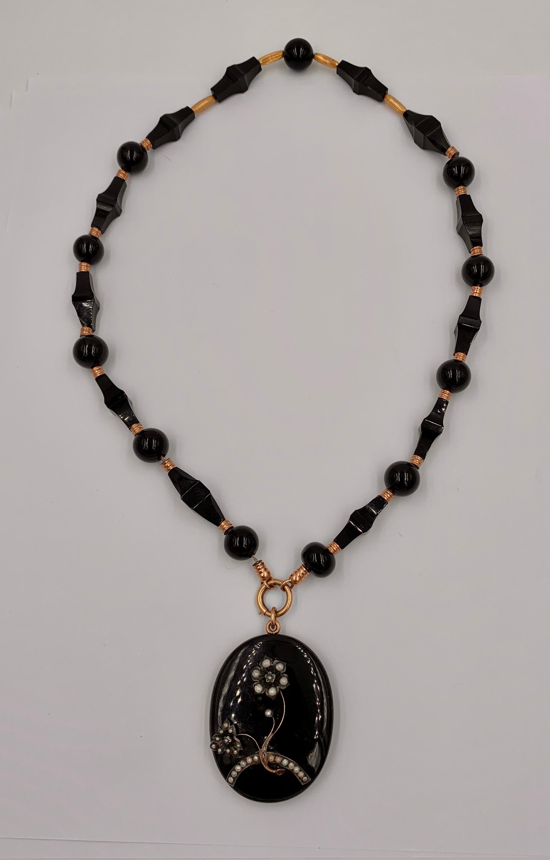 Viktorianisches Schwarzes Onyx 14k Gold Medaillon Halskette mit Blumenmotiv Perle, um 1860 8