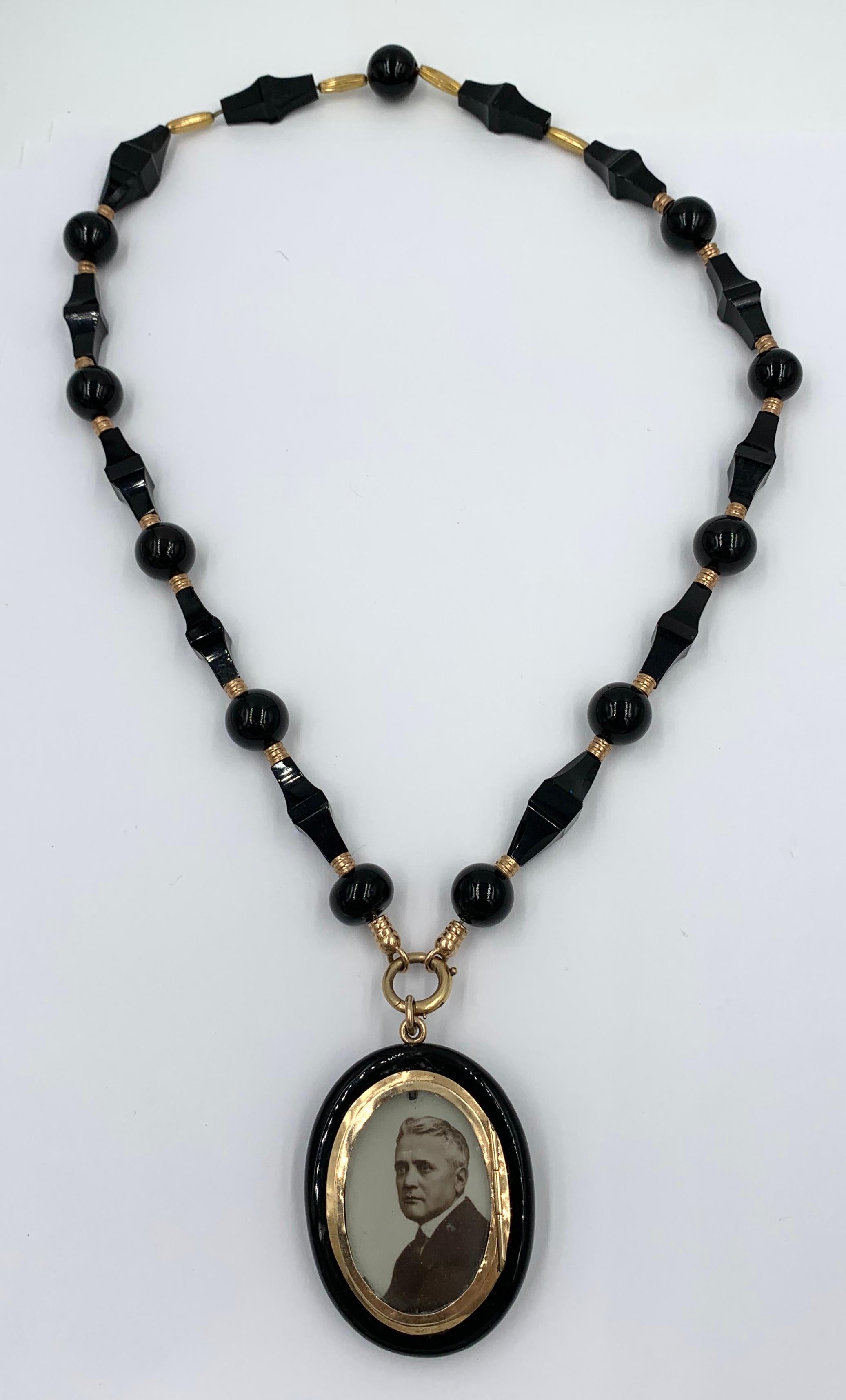 Viktorianisches Schwarzes Onyx 14k Gold Medaillon Halskette mit Blumenmotiv Perle, um 1860 (Rundschliff)