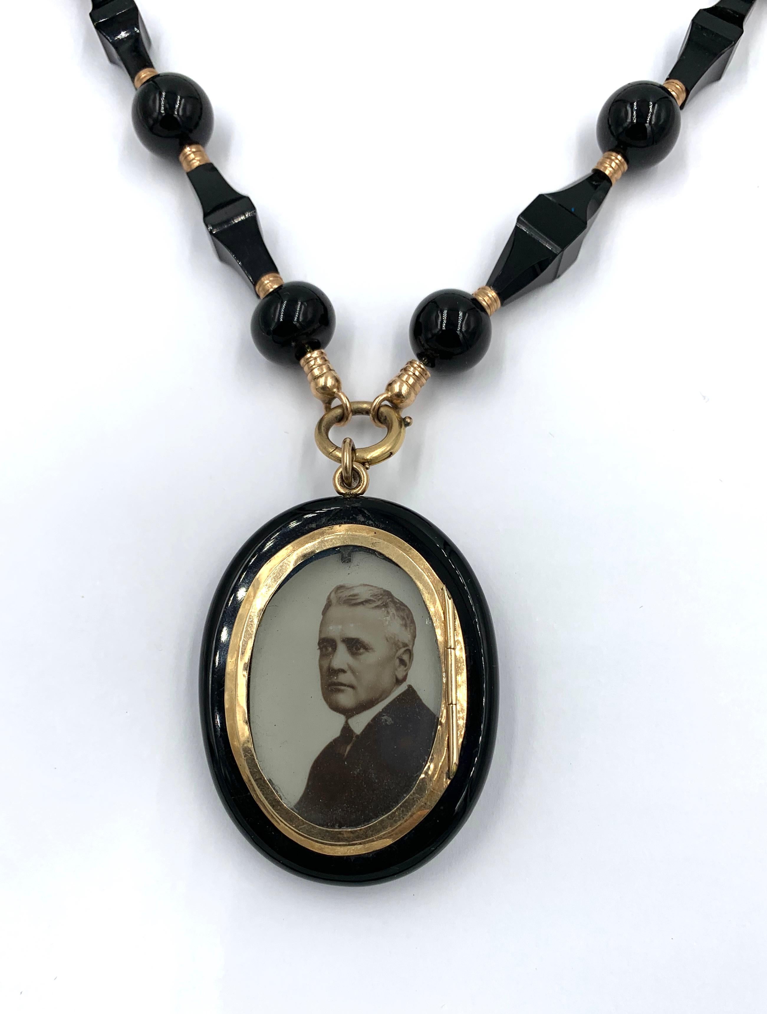 Viktorianisches Schwarzes Onyx 14k Gold Medaillon Halskette mit Blumenmotiv Perle, um 1860 2