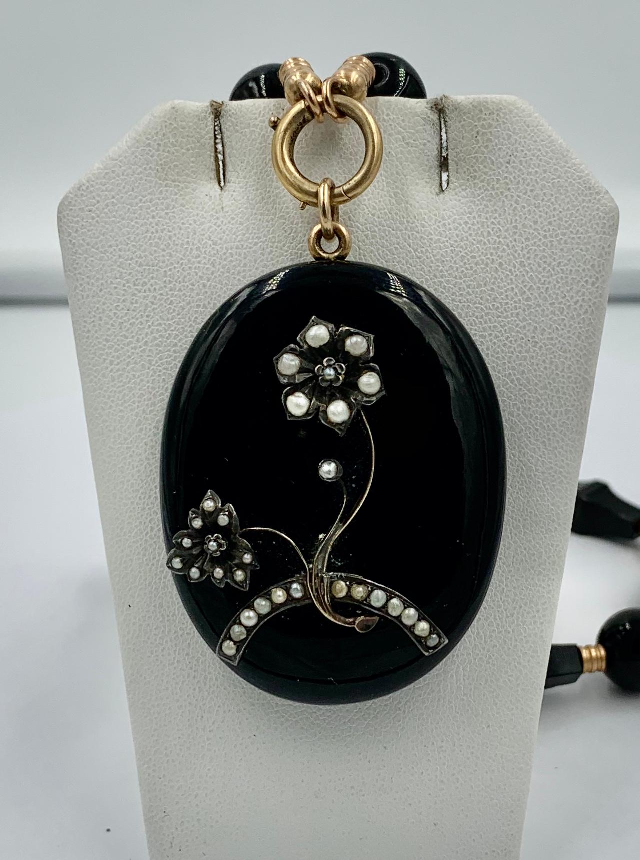Viktorianisches Schwarzes Onyx 14k Gold Medaillon Halskette mit Blumenmotiv Perle, um 1860 4