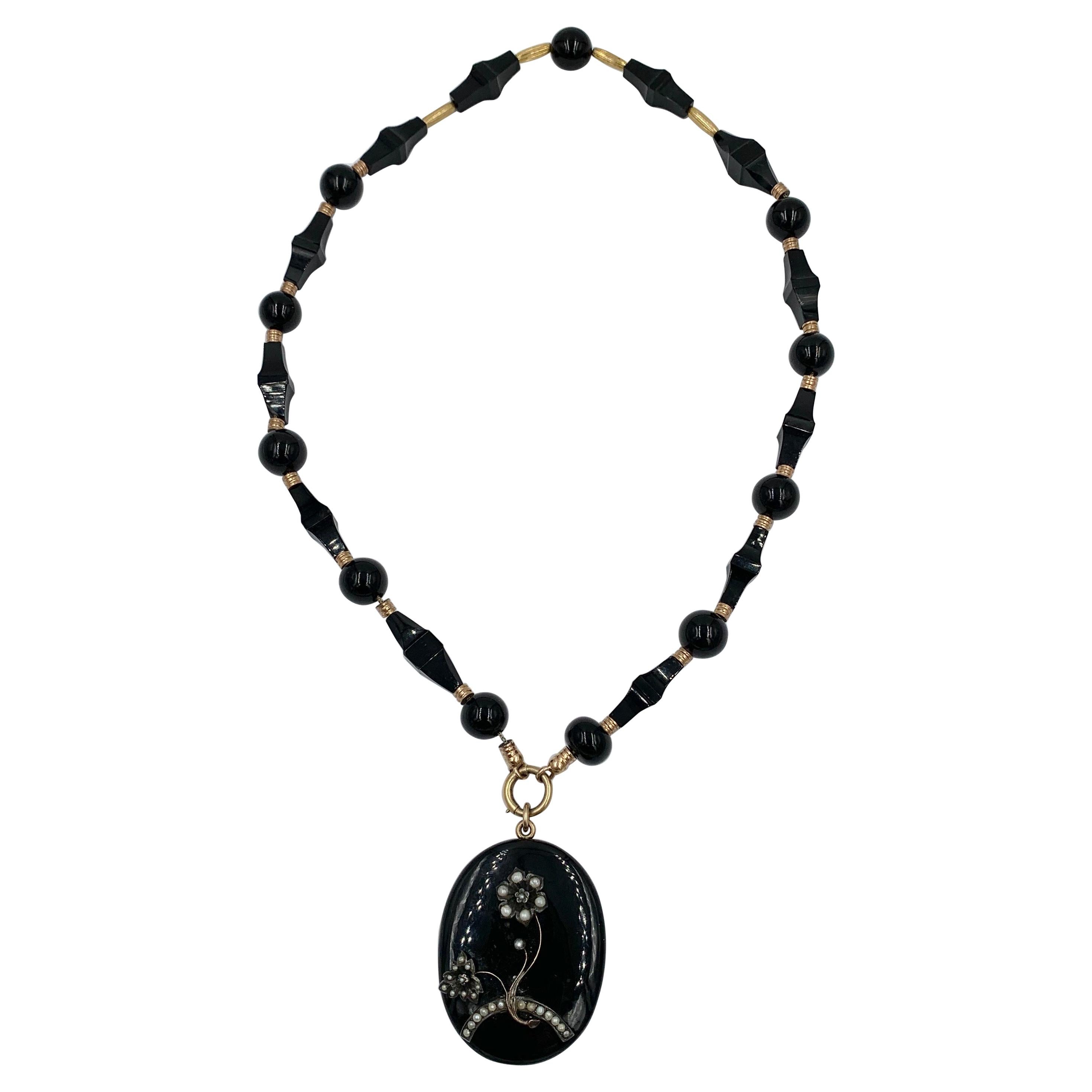 Collier de médaillon victorien en onyx noir et or 14k, motif de fleur et perle, Circa 1860