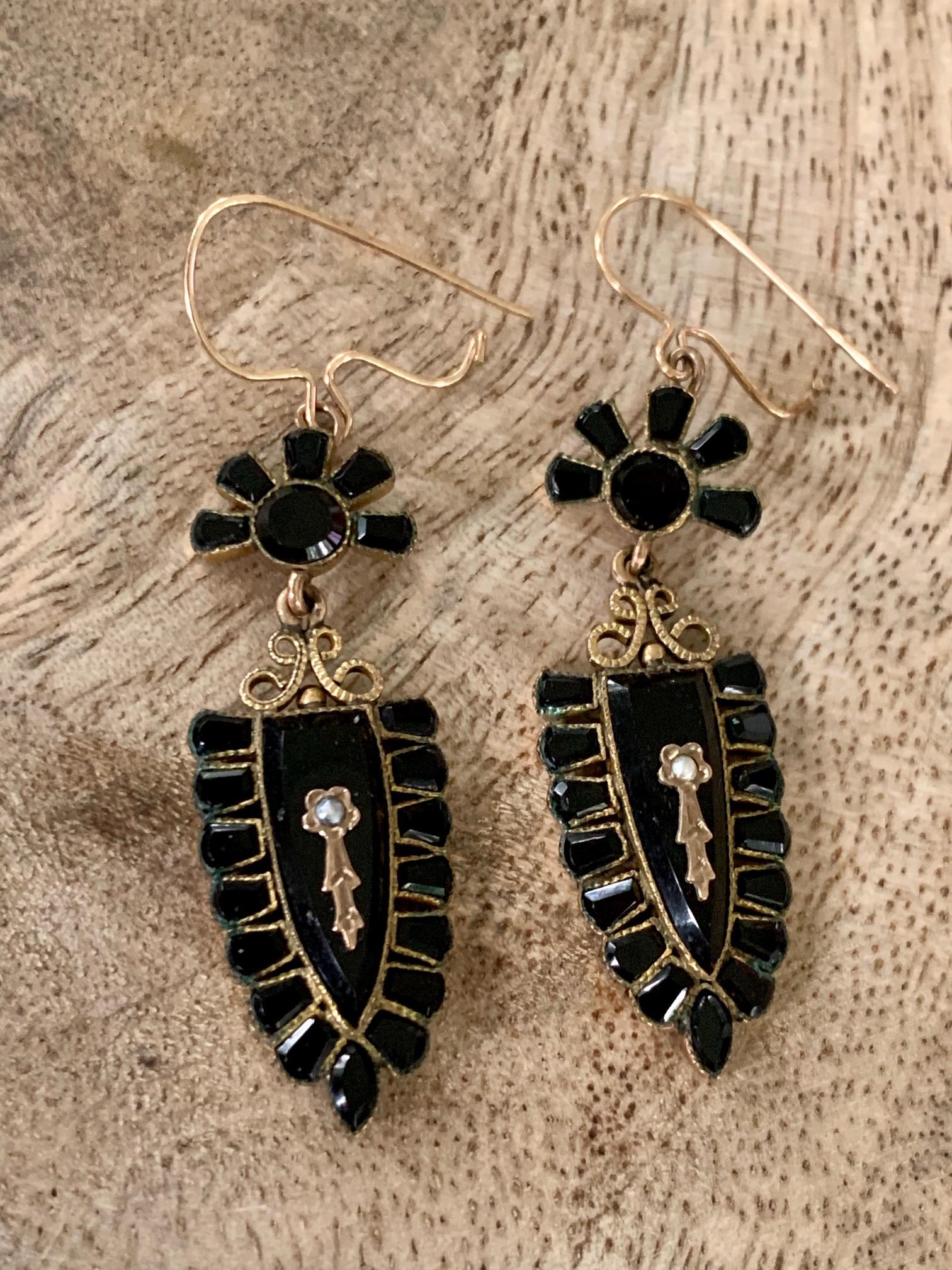These beautiful dangle earrings feature black onyx stones of various sizes, along with seed Pearl accents.  

Weight:  4.35 grams
Length: 13 x 35mm
