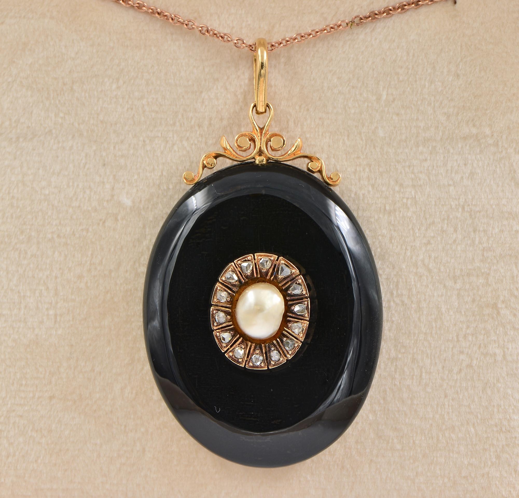 Memories Keeper
Superb Victorian period 1880 ca, large carved Onyx locket pendant with scroll open work at the top side further embellished with centre – not nucleated Natural Sea Pearl – nestled into a halo of Rose cut Diamonds for a dramatic
