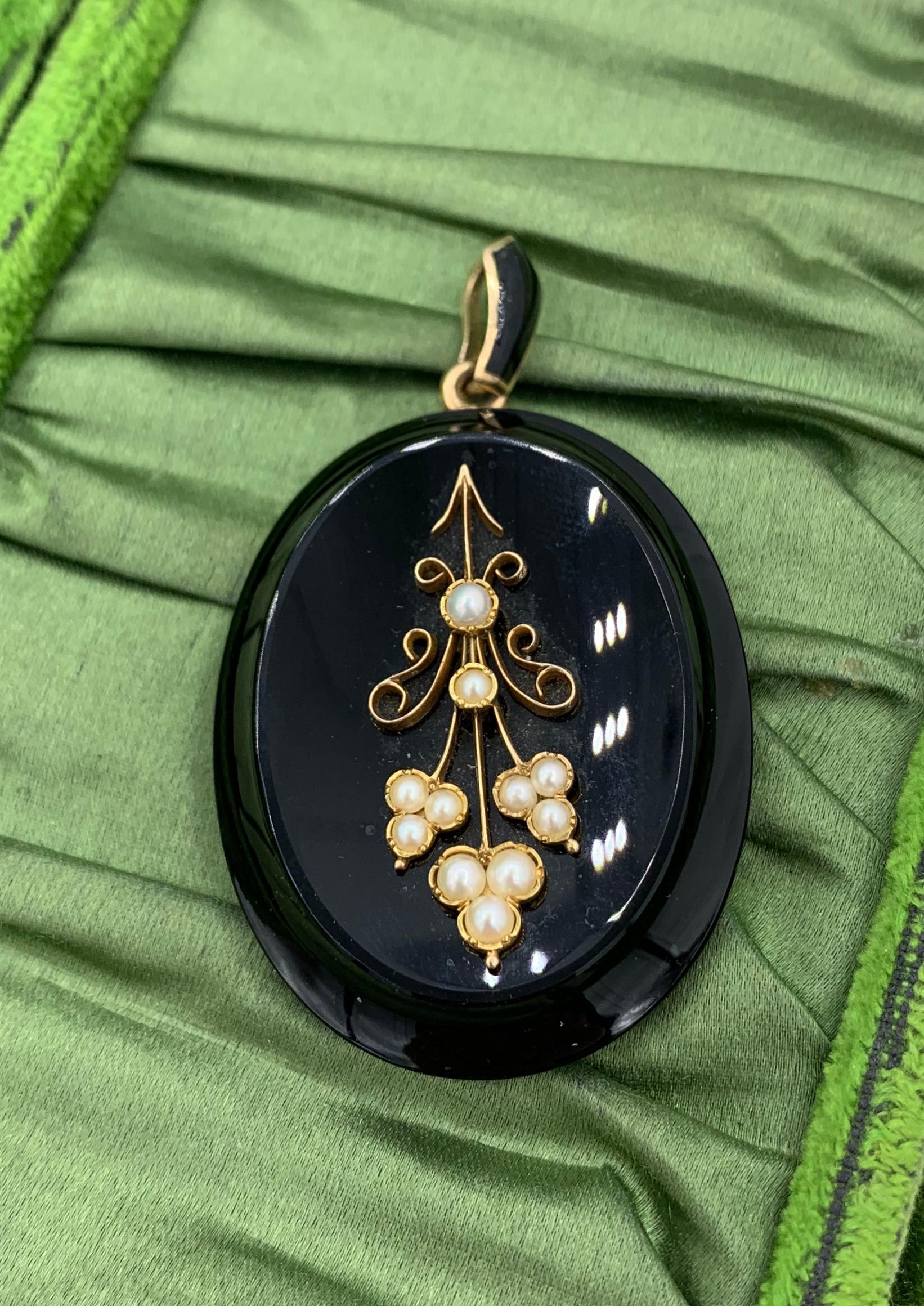 Il s'agit d'un magnifique pendentif pendentif de style Victorien - Belle Epoque en Onyx noir et or 14 carats avec des ornements de perles dans un motif de fleur avec un exquis motif de cheveux tressés en damier au verso.  C'est l'un des plus beaux