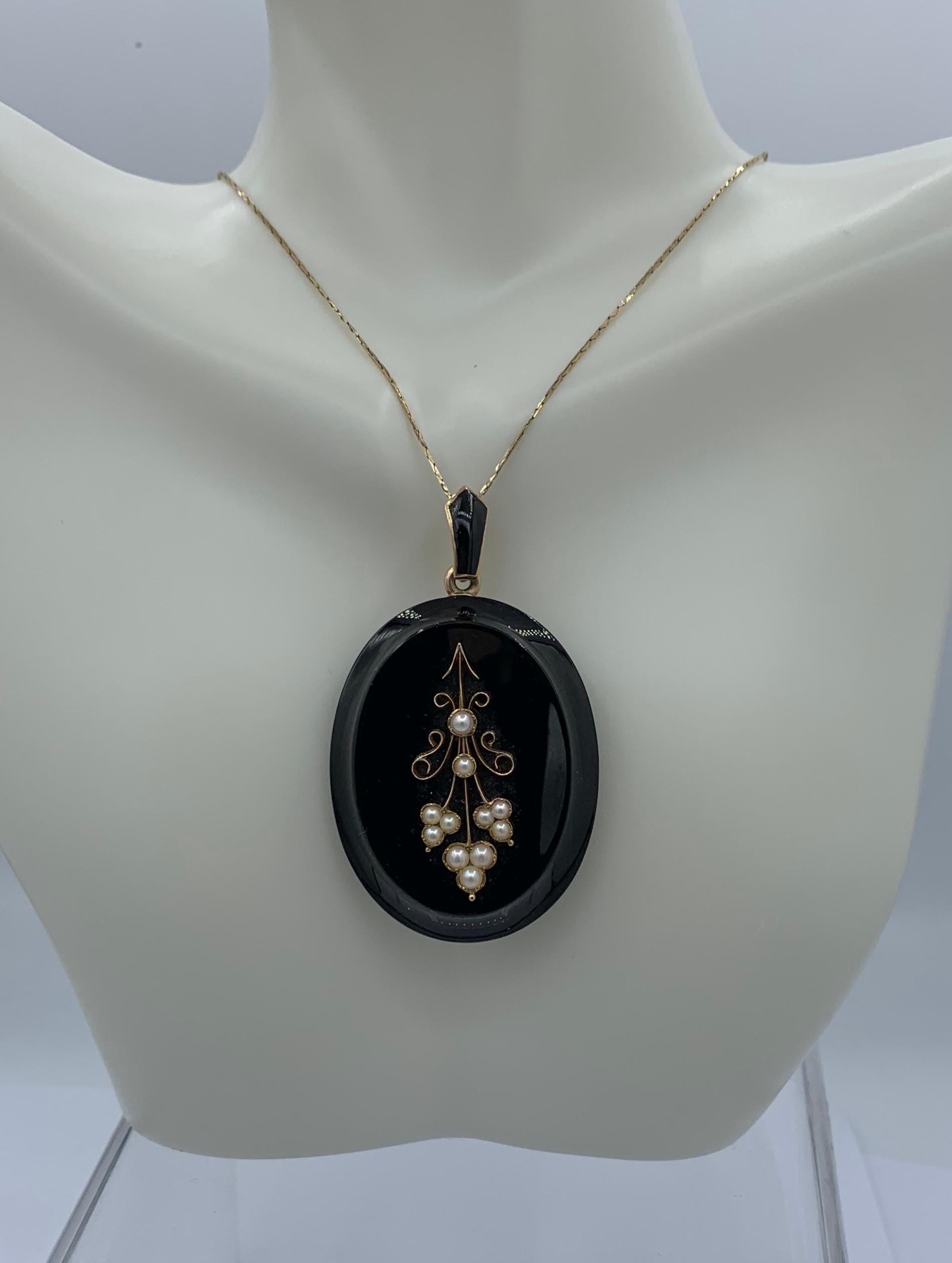 Victorianisches viktorianisches schwarzes Onyx Perlen Medaillon Halskette Blumenmotiv 14K geflochtenes Haar antik (Viktorianisch) im Angebot